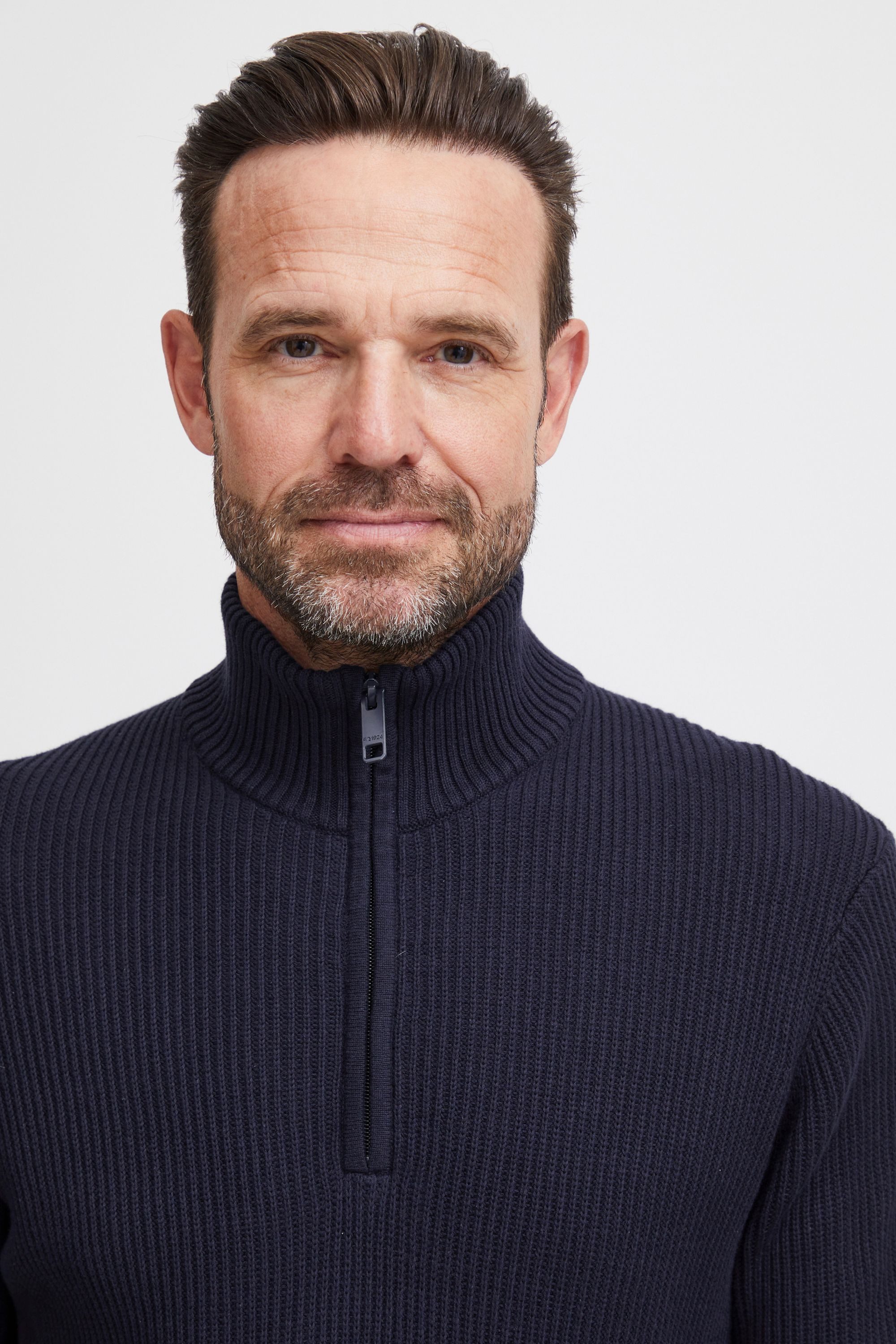 FQ1924 Strickpullover FQKyle ribbed texture halfzip 21900568 Modischer Strickpullover mit Troyer Kragen