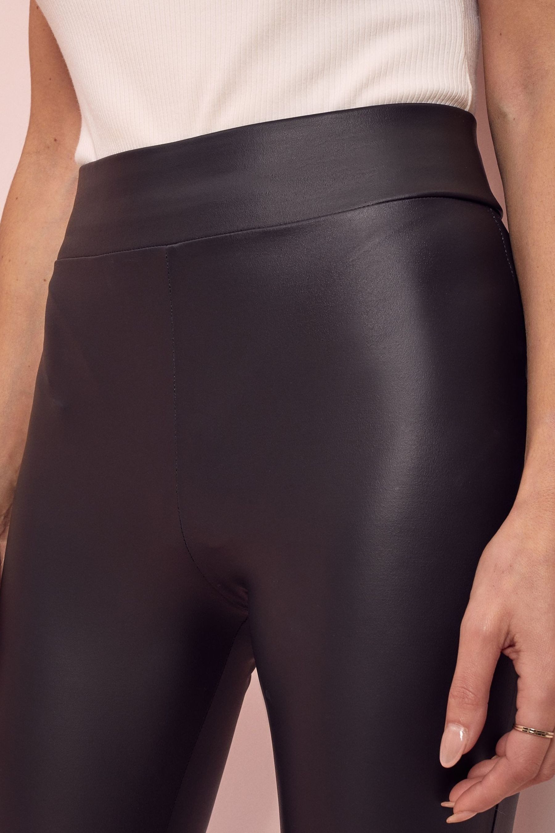 LIPSY Leggings Lipsy Leggings in Lederoptik, Kurzgröße (1-tlg)