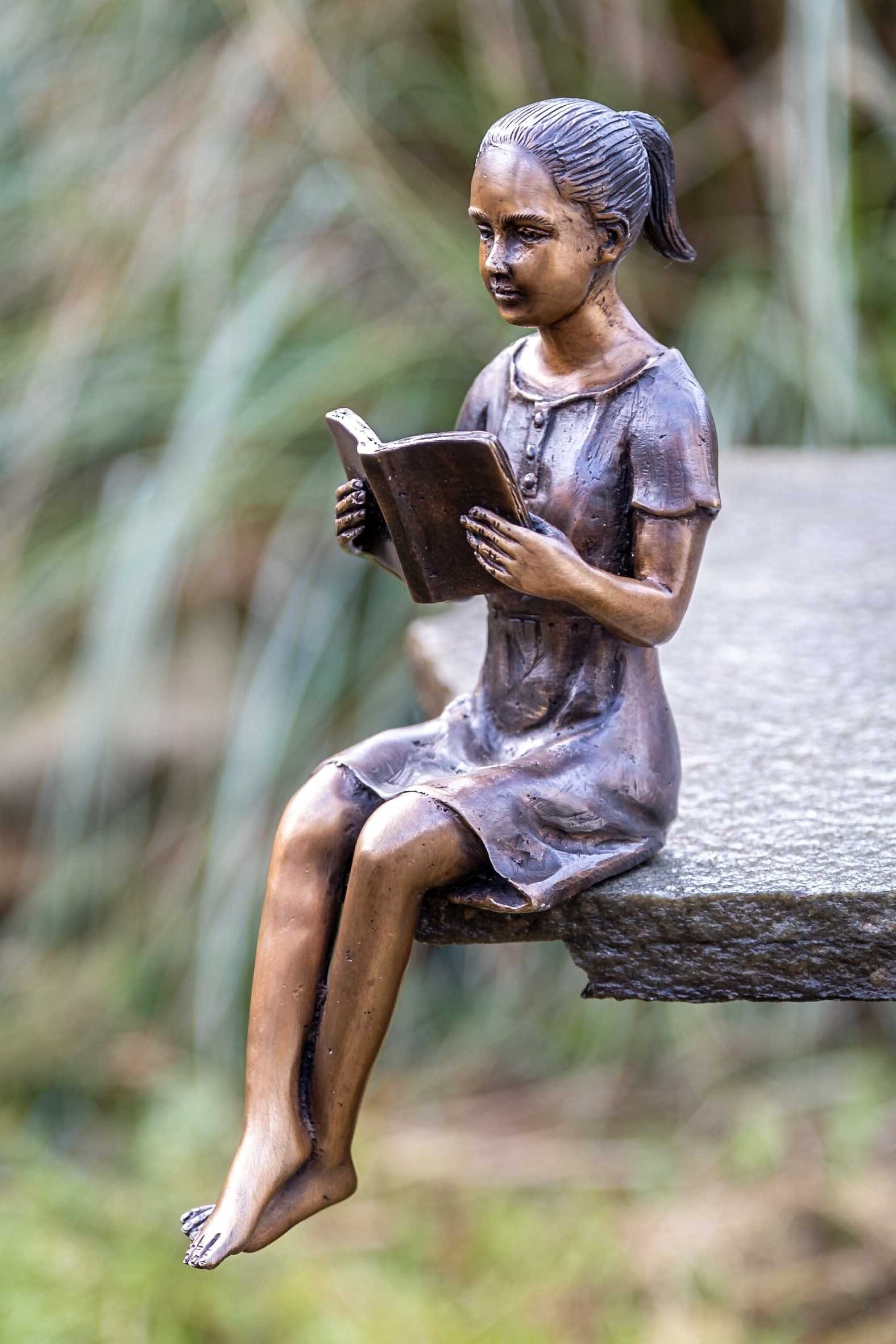 Gartenfigur Bronze-Skulptur IDYL Bronze IDYL Lesendes Mädchen,
