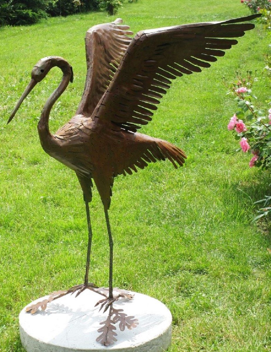 Casa Padrino Skulptur Gartendeko Skulptur Reiher Vogel Rostfarben 70 x 105 x H. 110 cm - Elegante Gartendeko Figur - Wetterbeständige Gartenfigur