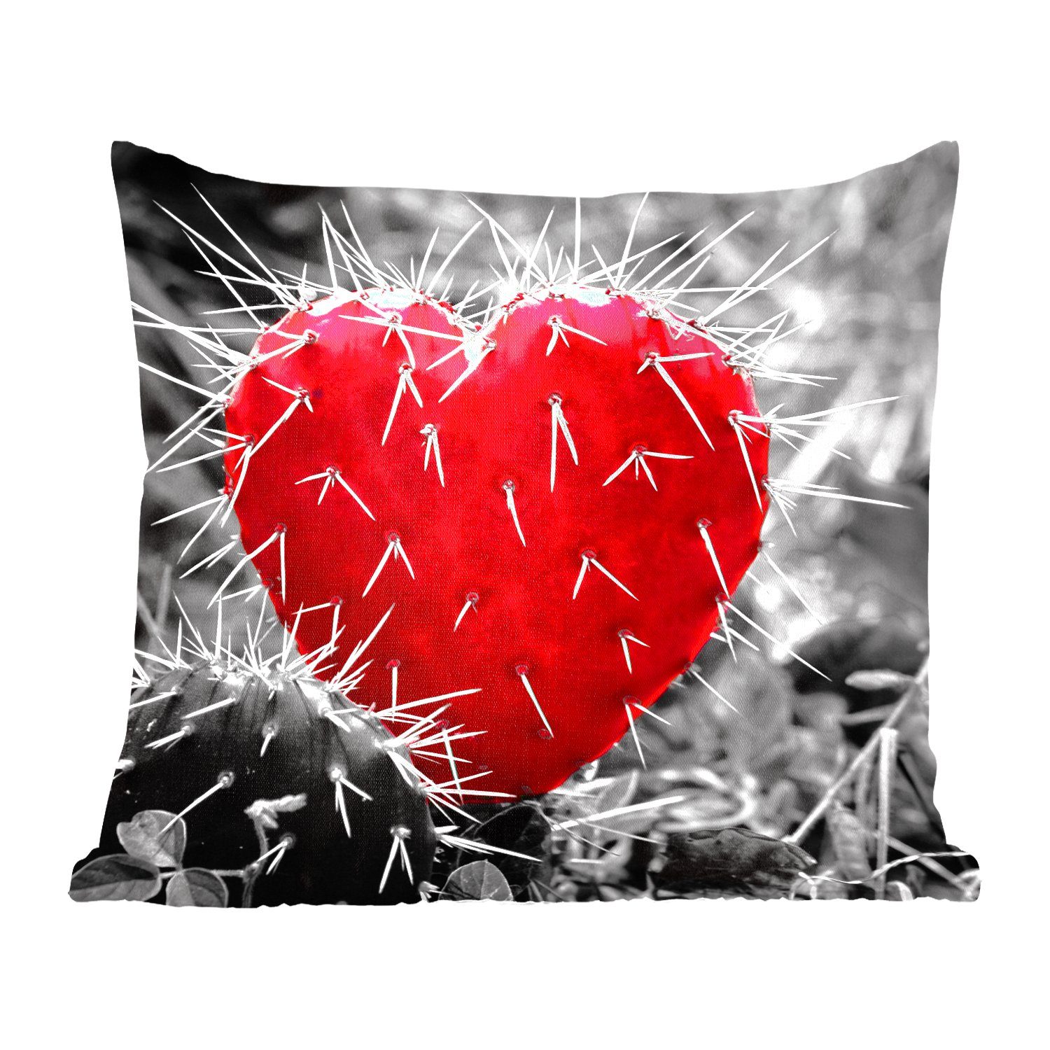 MuchoWow Dekokissen Schwarz-Weiß-Foto mit einem roten herzförmigen Kaktus, Zierkissen mit Füllung für Wohzimmer, Schlafzimmer, Deko, Sofakissen