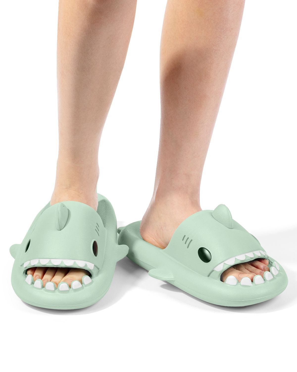 Corimori Bequeme Hai Badeschuhe im Haifisch-Design Badeschuh (Packung, Geschenk) lustige, rutschfeste, schnell trocknende Badeschlappen EU Größe 36-37