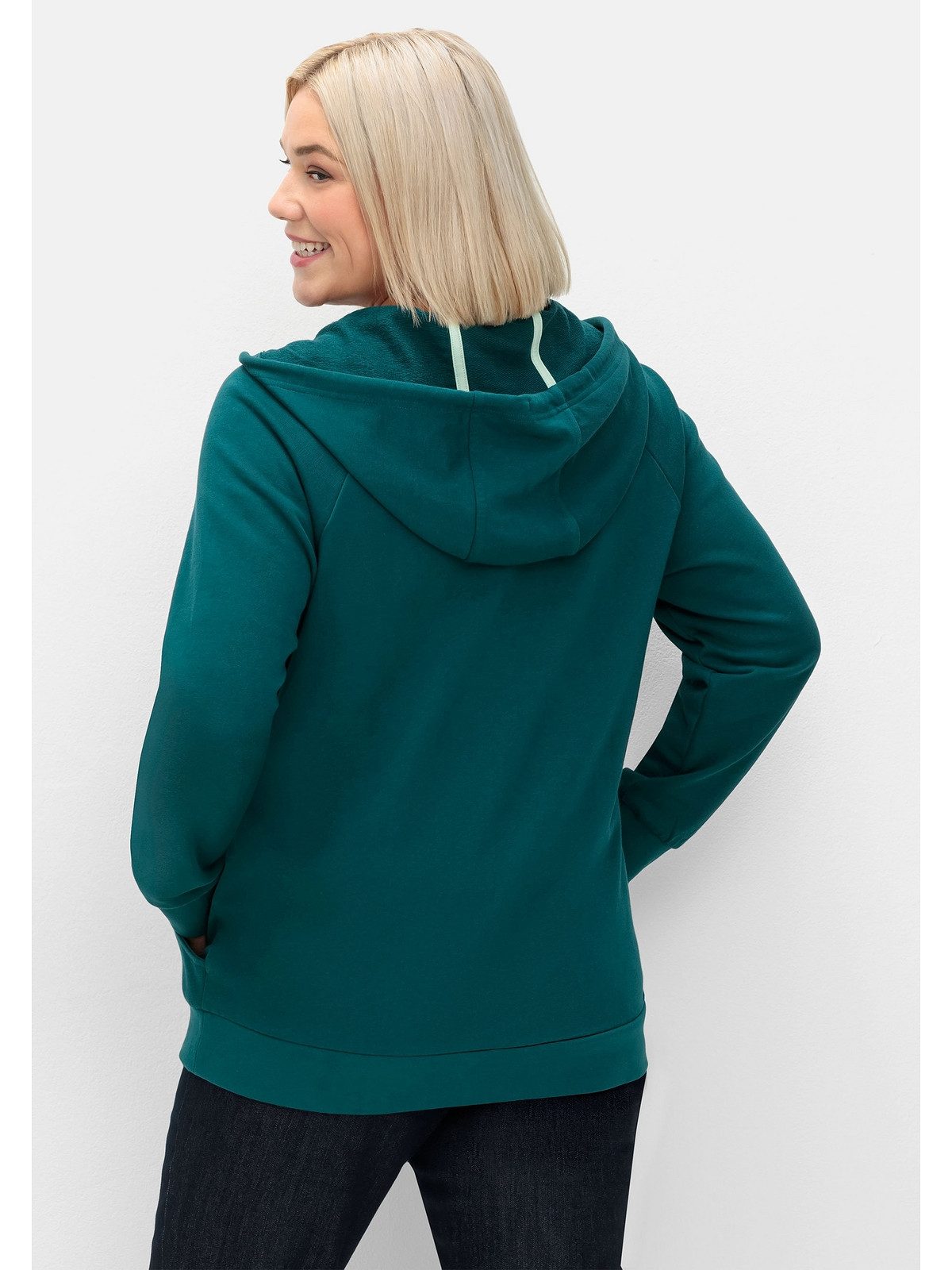 Sheego Kapuzensweatjacke Große Größen mit Flockprint und Eingrifftaschen