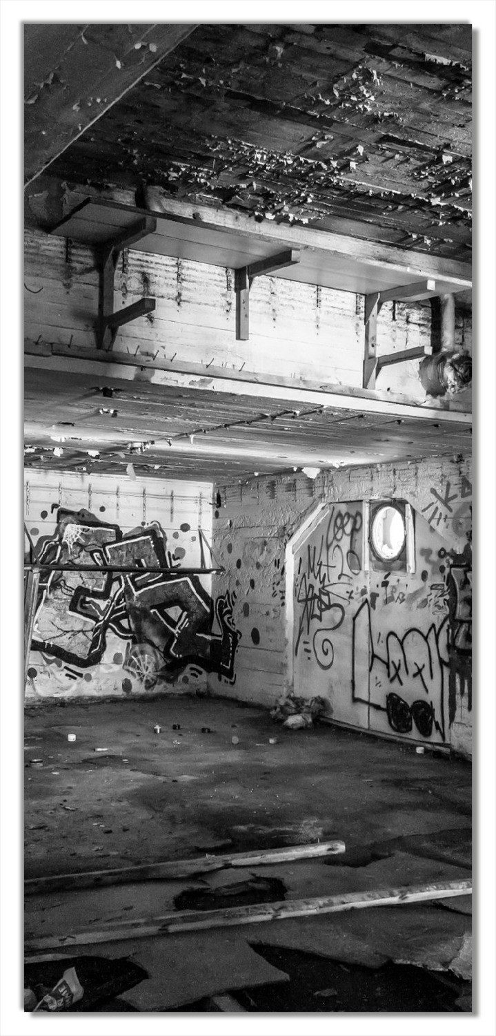 Wallario Türtapete Alte verlassene Fabrik in schwarz weiß mit Graffiti, glatt, ohne Struktur