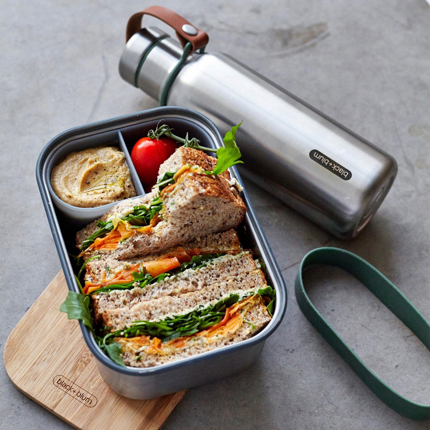black+blum Isolierflasche Insulated Bottle, Edelstahl, Tragschlaufe aus Kunstleder, 500 ml