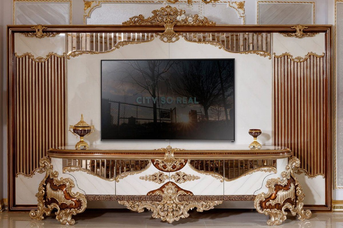 Casa Padrino TV-Schrank Casa Padrino Luxus Barock TV Schrank Weiß / Braun / Gold - Prunkvolles Wohnzimmer Sideboard mit Rückwand - Barock Wohnzimmer Möbel - Luxus Möbel im Barockstil - Edel & Prunkvoll