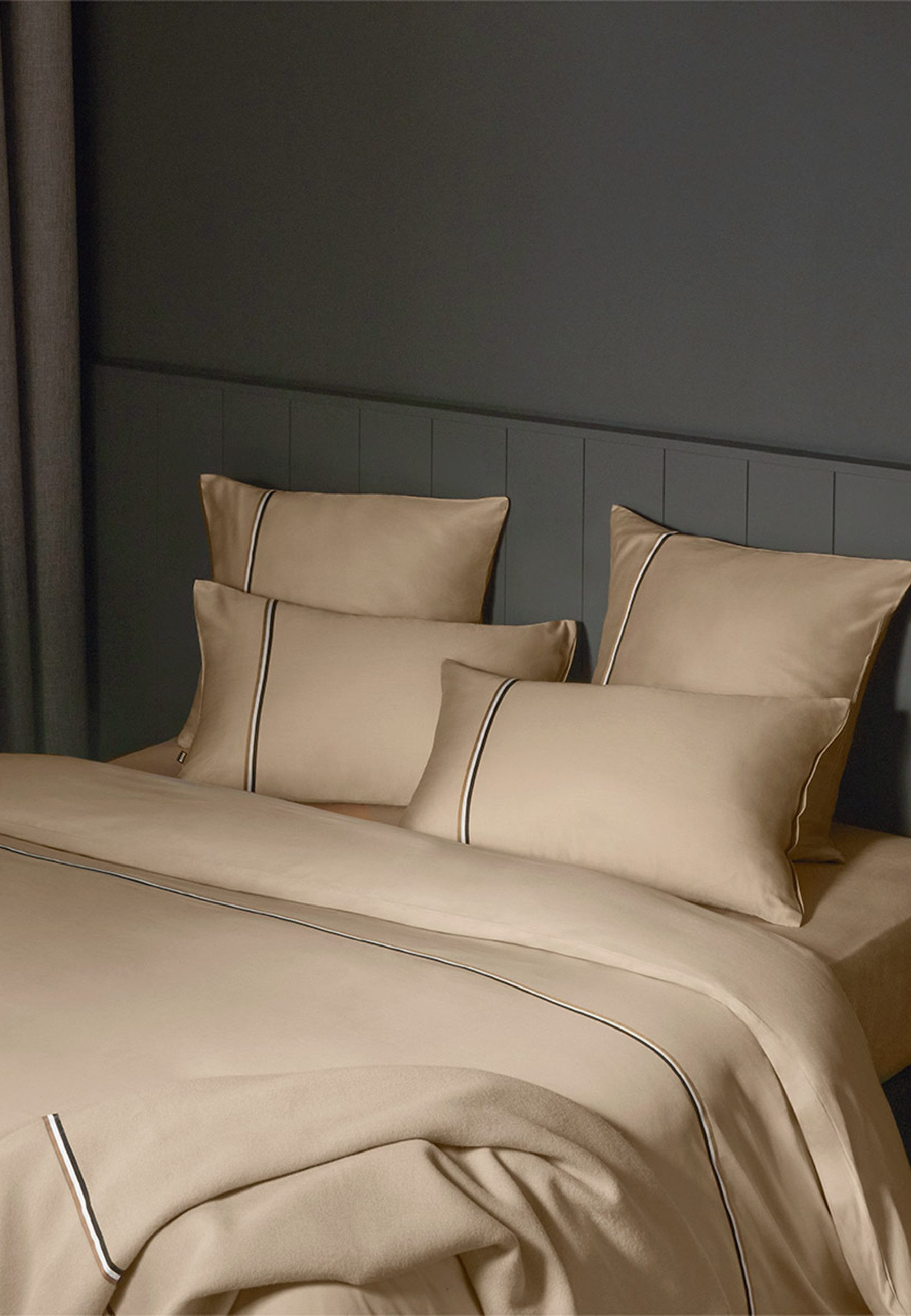 BOSS Home Bettwäsche BLINEA, Satin, 2 teilig, mit Label-Applikationen
