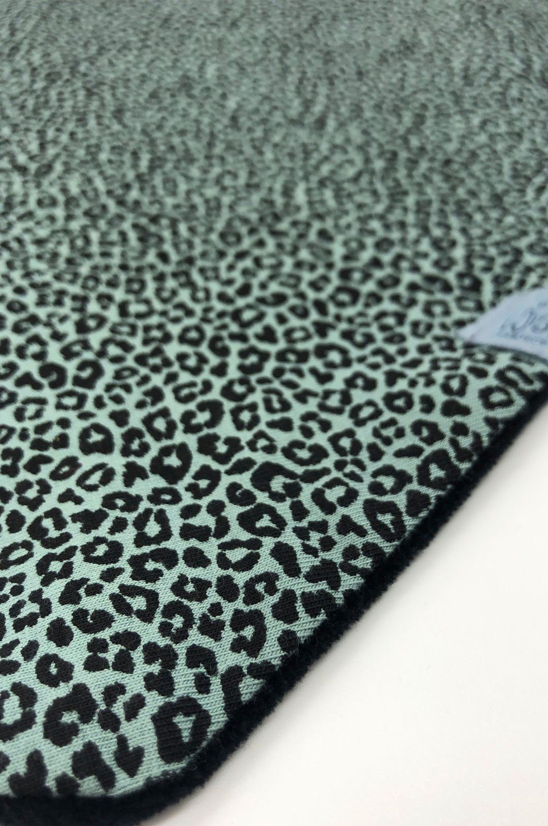 Wishproject® Halstuch Leopard Grün, Loopschal, Rundschal, Kapuzenschal, Schlauchschal, Variierbar mittels Knopf und Schlaufe