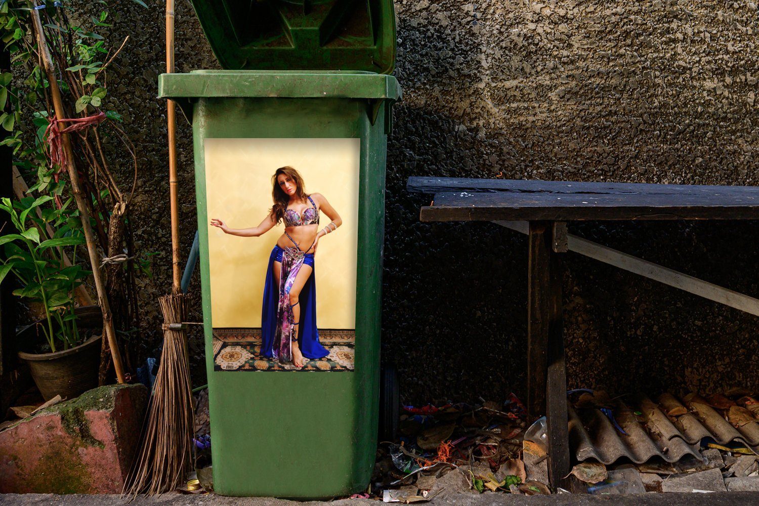 Blau Mülltonne, Bauchtänzerin vor Abfalbehälter Sticker, Wandsticker einer Container, (1 hellen Mülleimer-aufkleber, St), MuchoWow Eine in Wand