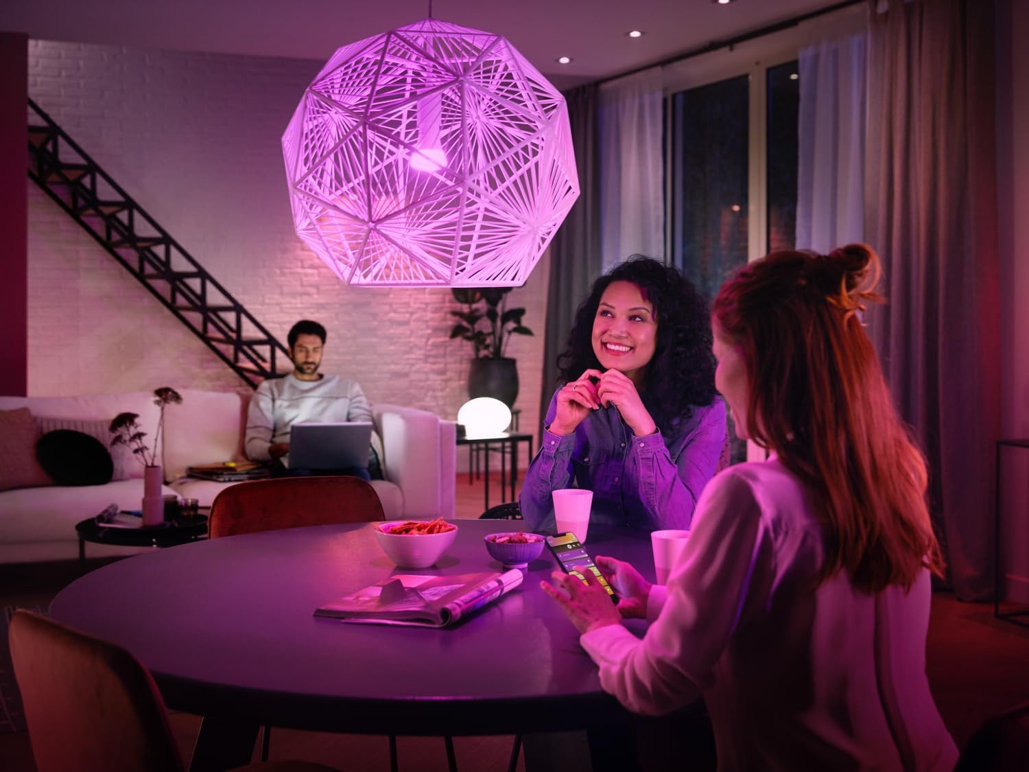 Philips LED-Leuchtmittel Philips Hue White & Color Ambiance Starter Set 1100lm 2er + Bridge, Starter-Set mit 16 Mio. Farben, App- & Sprachsteuerung