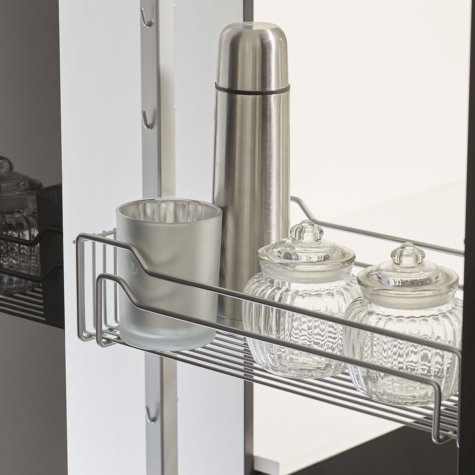 Kesseböhmer Auszugsboden Dispensa-X silbergrau für 30 cm Schrankbreite SoftstopPlus, Clickfixx und 4 Einhängetablare, Tragrahmen 1200-1600 mm