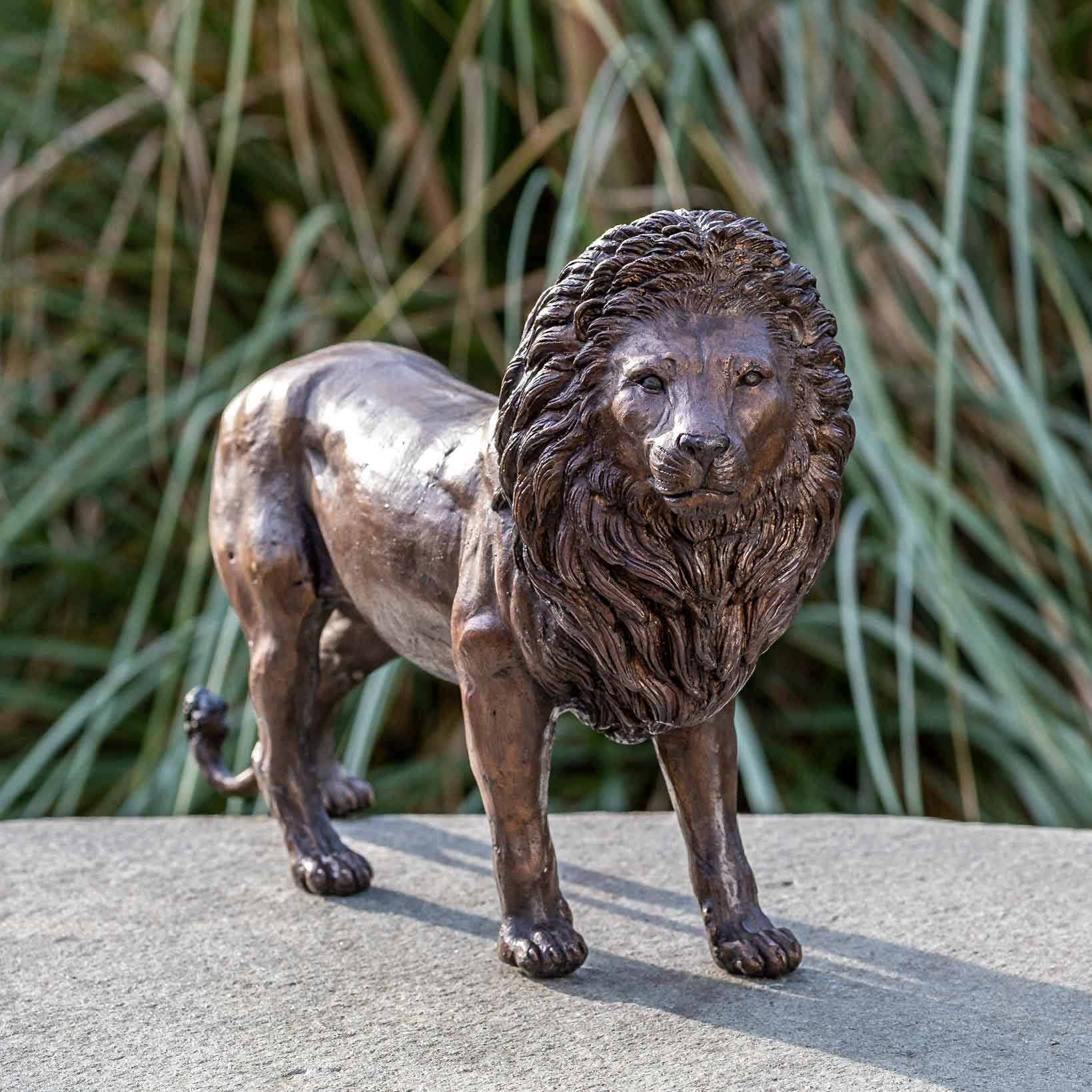 IDYL Gartenfigur IDYL Bronze-Skulptur Löwe, Bronze – sehr robust – Langlebig – witterungsbeständig gegen Frost, Regen und UV-Strahlung. Die Modelle werden in Wachsausschmelzverfahren in Bronze gegossen und von Hand patiniert.