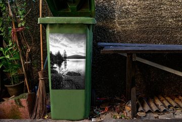 MuchoWow Wandsticker Sonnenaufgang am Meer - schwarz und weiß (1 St), Mülleimer-aufkleber, Mülltonne, Sticker, Container, Abfalbehälter