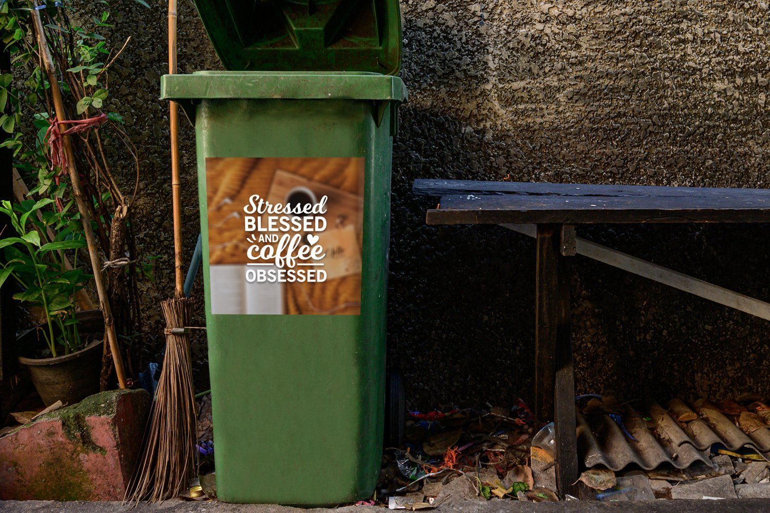 und Mülltonne, Kaffee (1 - Sticker, Mülleimer-aufkleber, gesegnet Container, Zitate Gestresst, Wandsticker Kaffee Abfalbehälter MuchoWow - St),