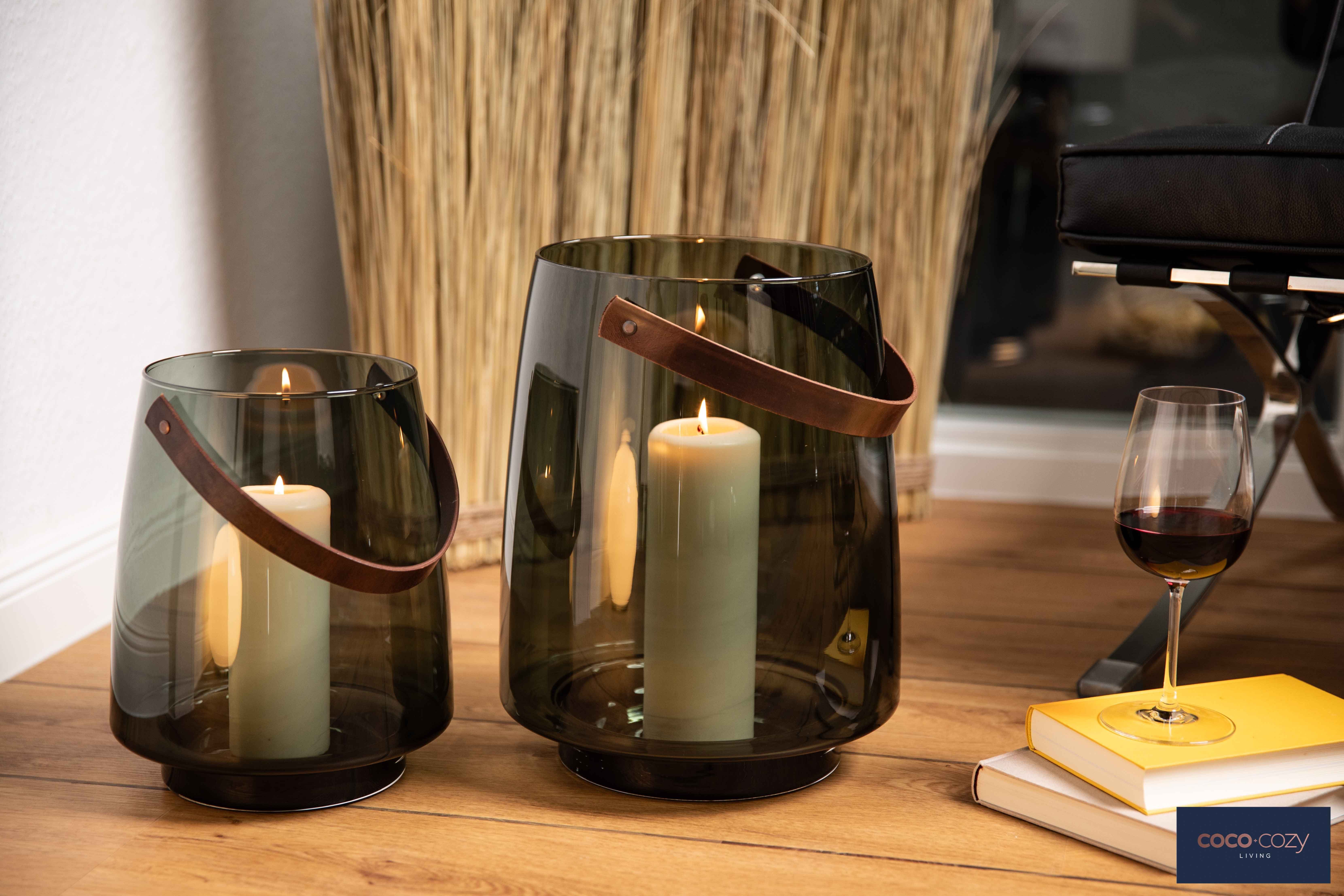 (Rauchglas), Leder Glas aus Linnea, mundgeblasen, Henkel coco+cozy Bodenwindlicht Designobjekt,