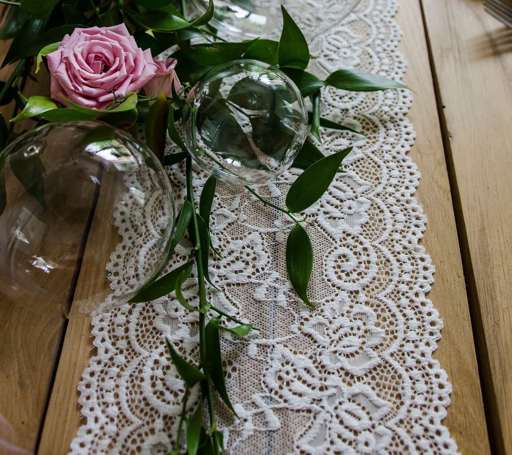 partydeco Tischläufer, Tischläufer Spitze 15cm x 9m Spitzenband Weiß