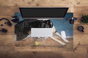 MuchoWow Gaming Mauspad Ein schwarz-weißer Border Collie jagt einen Tennisball am Strand (1-St), Büro für Tastatur und Maus, Mousepad Gaming, 90x60 cm, XXL, Großes