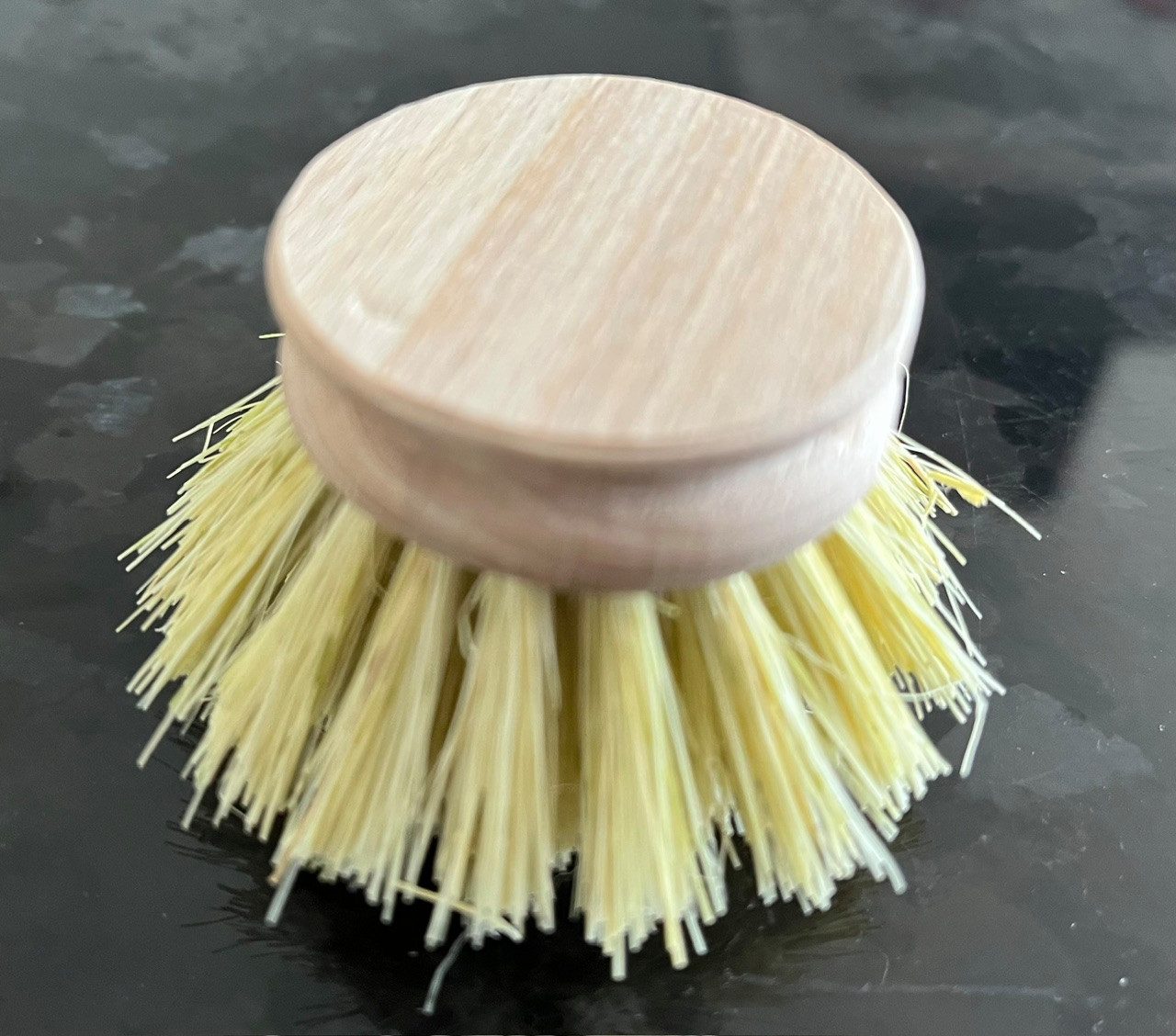 Dekomiro Bratpfanne Guss Pfanne SK-0005 mit Edelstahlgriff - Skeppshult - 28 cm, Gusseisen (Set, 1-tlg., 1 Gusspfanne mit Reinignugsbürste), edelstahl Griff, alle Herdarten, Induktion, Gas, Backofen, Grill