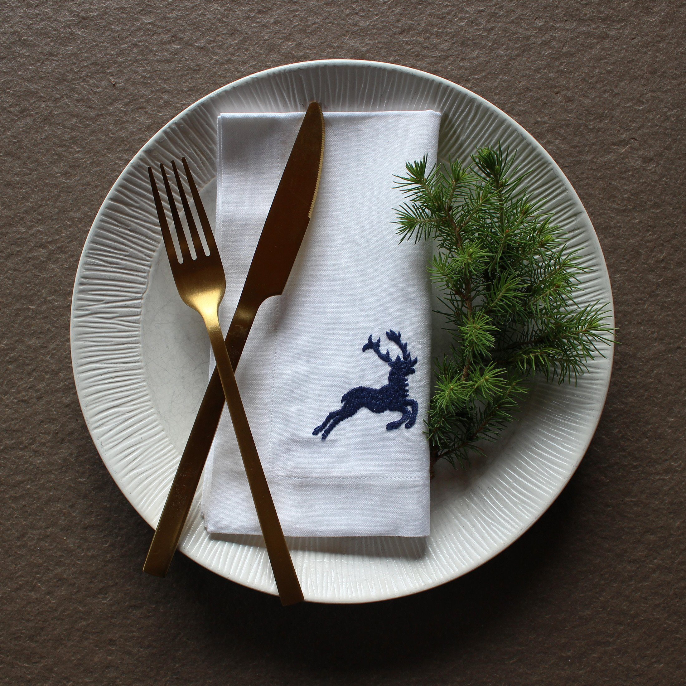Indradanush Stoffserviette 4er Set Baumwolle Stoffservietten 40x40 cm Hirsch Motiv bestickt, (Set, 4er Set), handbestickt, nachhaltig