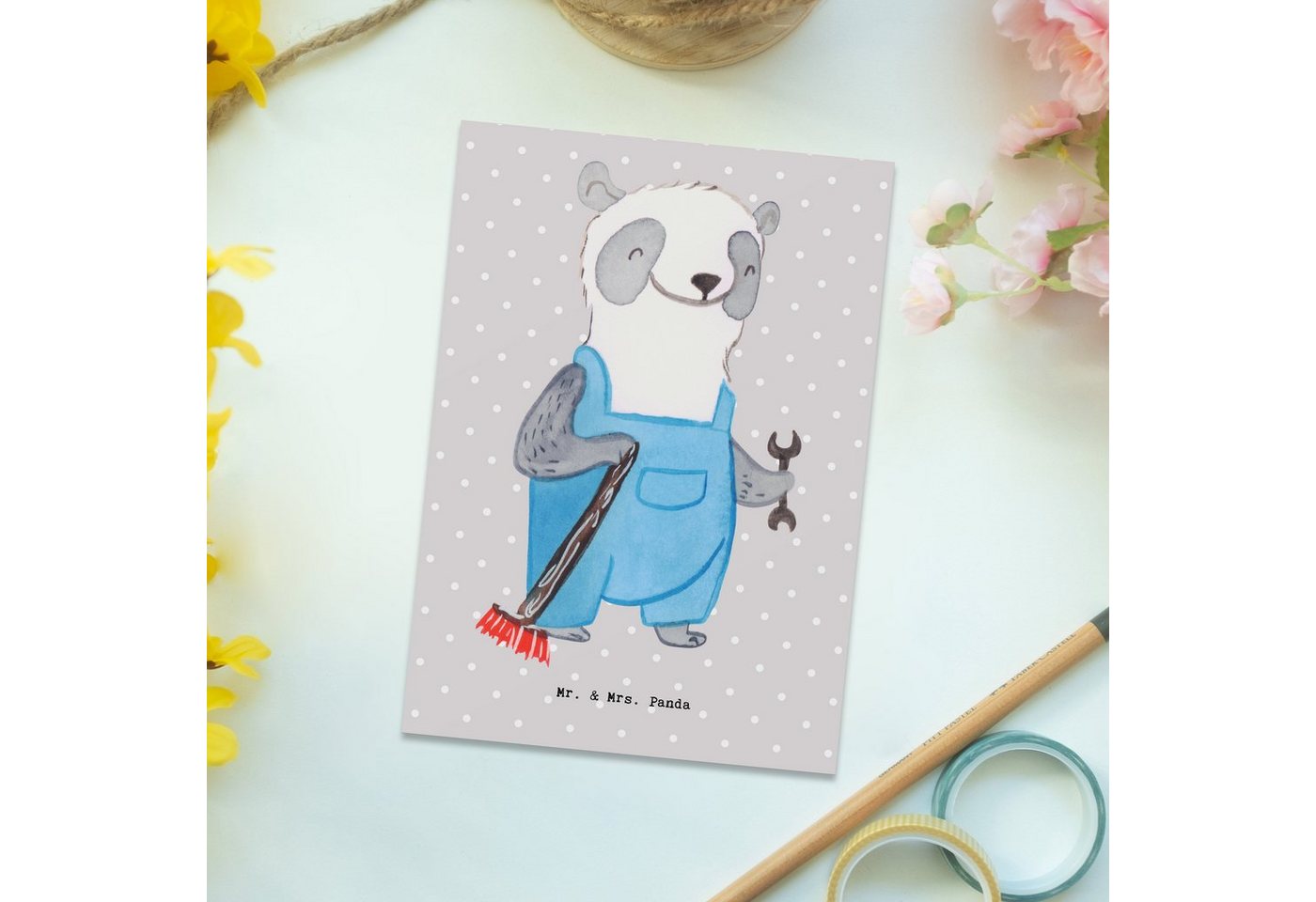 Thumbnail - Mr. & Mrs. Panda Postkarte Hausmeister Herz - Grau Pastell - Geschenk, Geburtstagskarte, Einladu, Charmantes Design