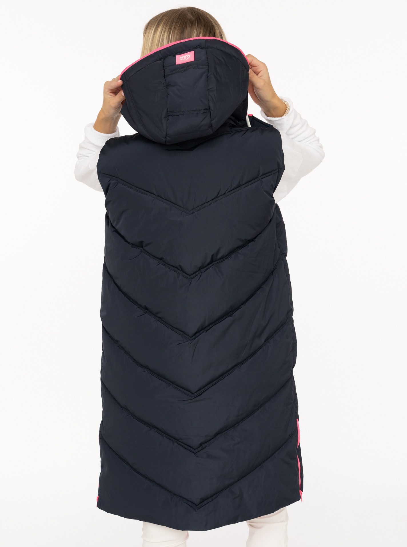 Zwillingsherz Steppweste "Heimatgefühl" Kapuze, Details, Zipper und Taschen – Bild 3 von 5