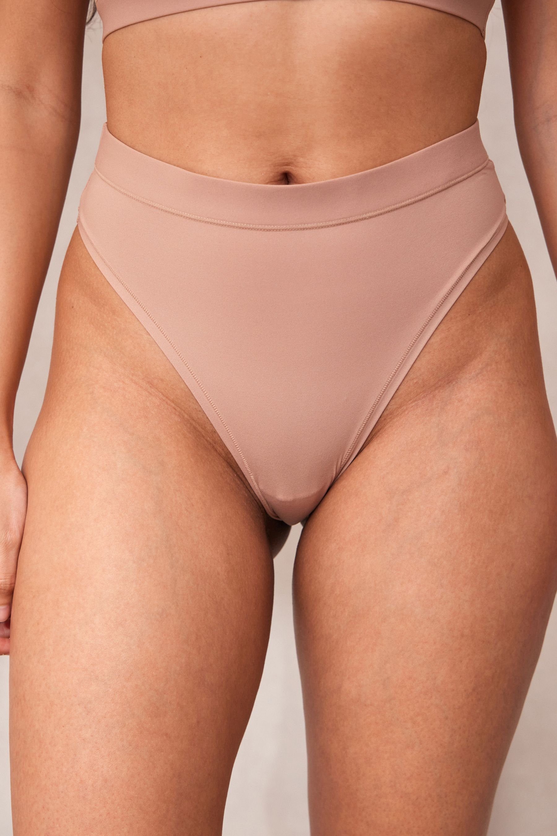 Next High-Waist-Slip Self. Glättender Slip mit hohem Bund und Bein (1-St)