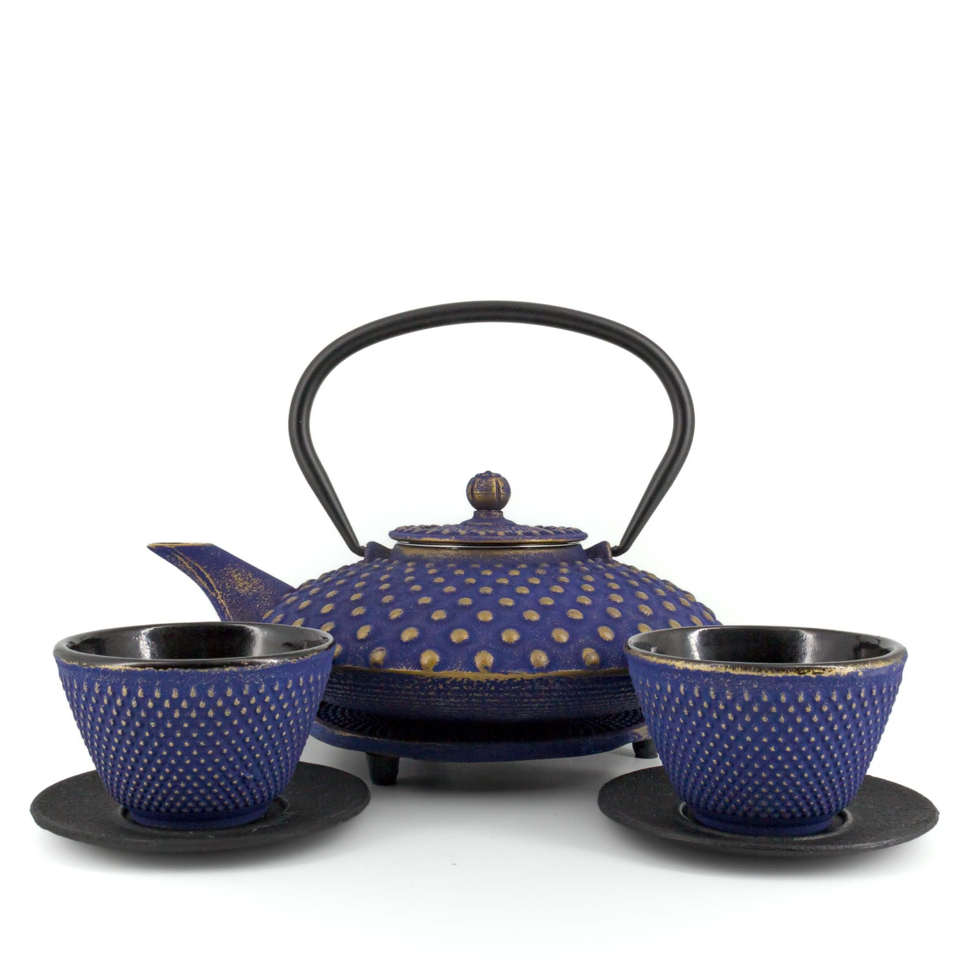 teayumi Teekanne CHIYO Tetsubin Komplett-Set Gusseisenkanne 800 ml Blaugold, 0.8 l, (Komplett-Set, 8-teilig), mit herausnehmbaren Edelstahlsieb, mit Henkel