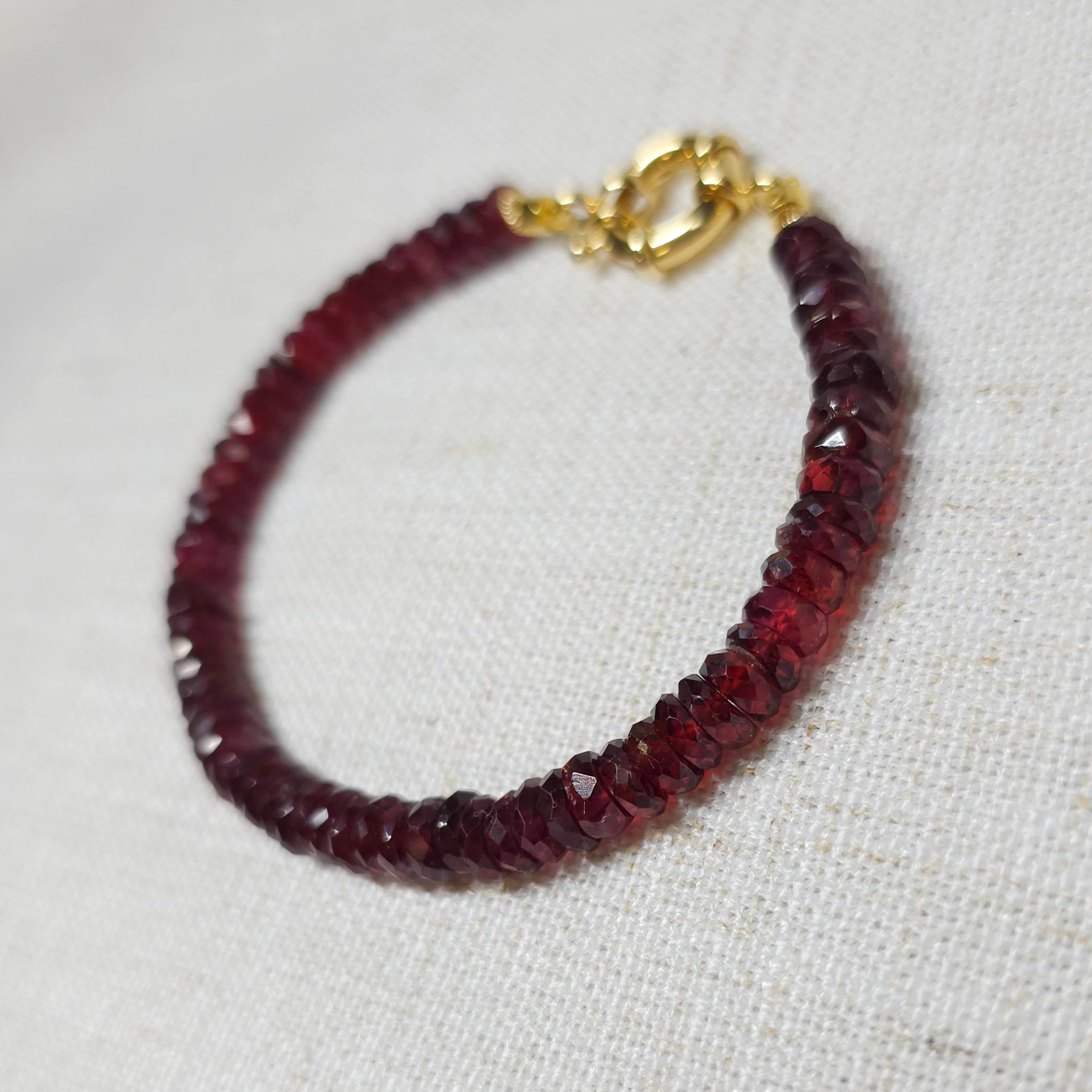 GOLDEN Armband Echtes Granat Armband, zartes Granat Stapelarmband Geburtsstein Januar