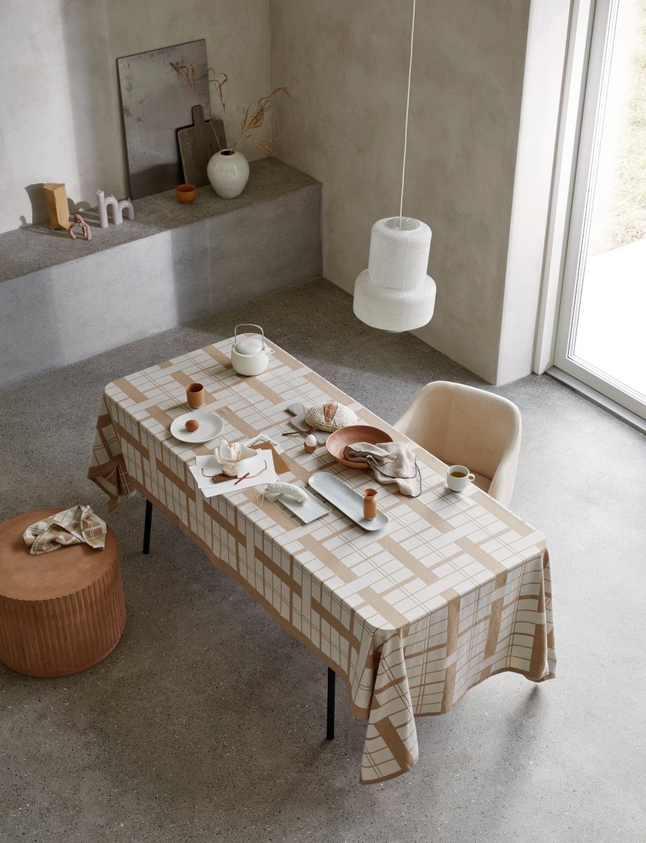 Broste Copenhagen Servierplatte Shape Soft Grey Platte 40 x 11 cm, Porzellan mit reaktiver Glasur, (Platten), Shape Teller