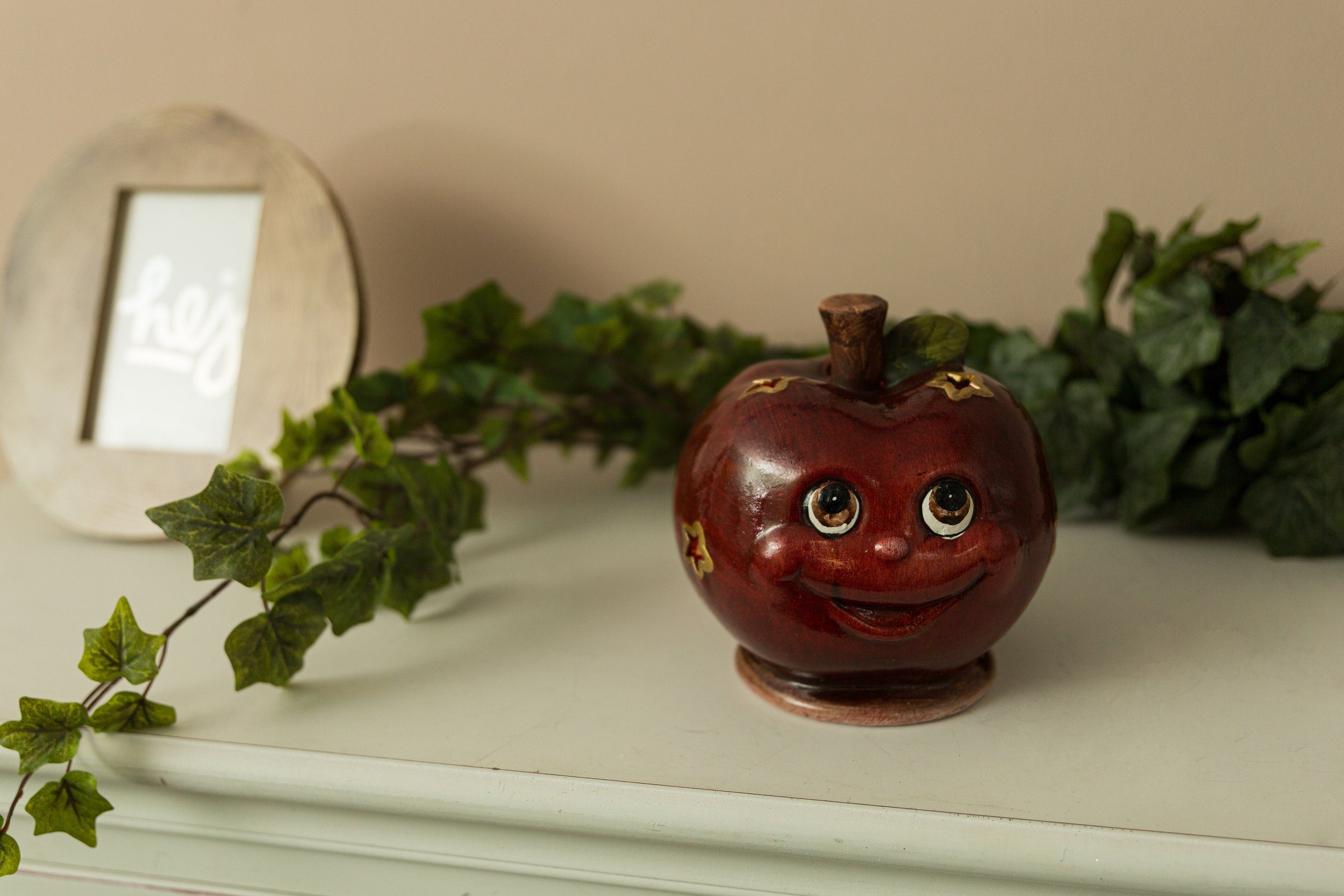 Wohnando Dekofigur Windlicht Apfel aus Keramik: Entzückende Weihnachtsdekoration.