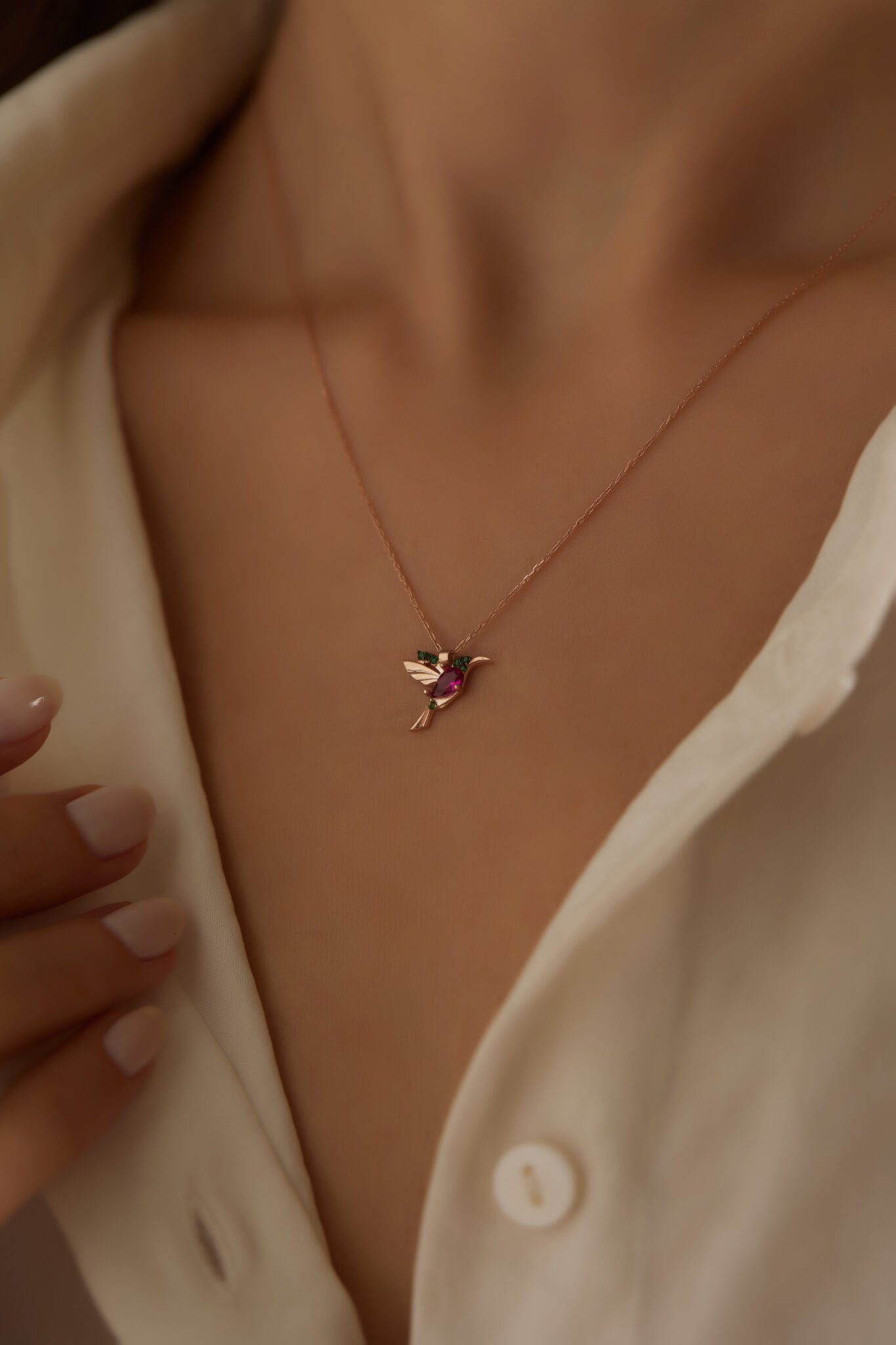 Einzelstück Kette mit Anhänger Einzelstück Kolibri Kette aus 925 Sterling Silber, rosé vergoldet, mit funkelnden Steinen – Bild 4 von 5