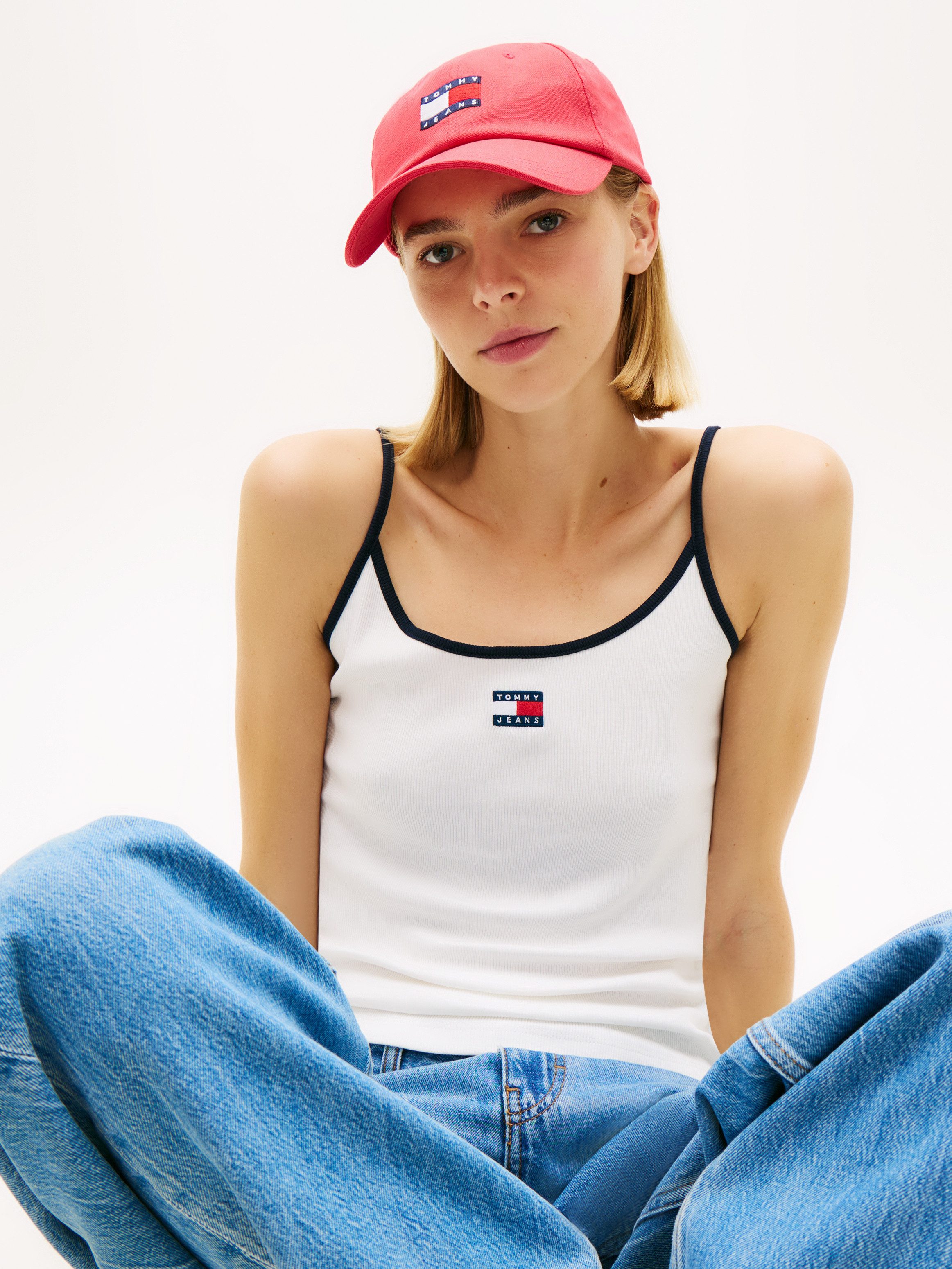 Tommy Jeans T-Shirt TJW SLIM BADGE STRAPPY TOP mit den auffälligen Kontrastdetails