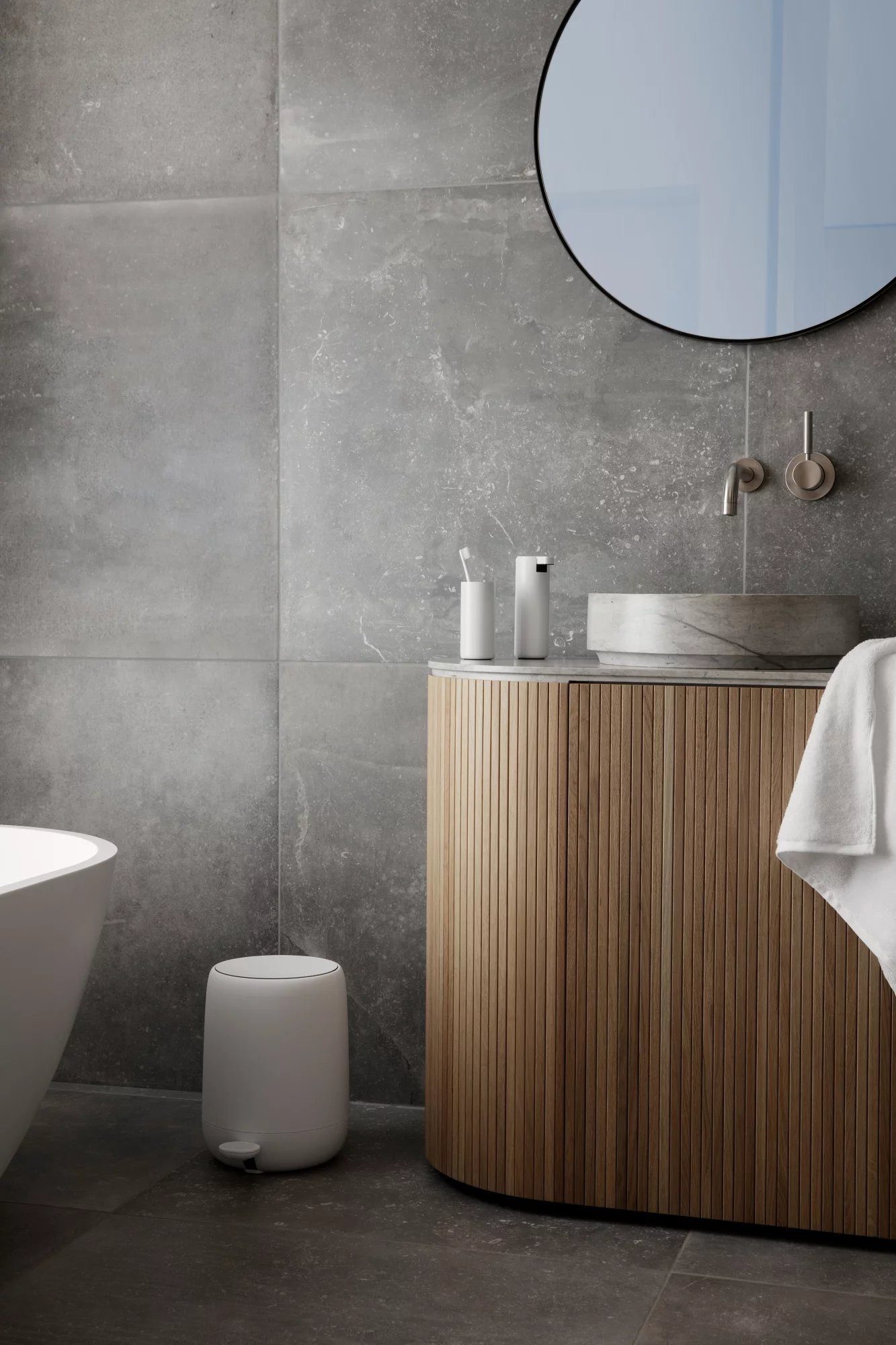 blomus Mülleimer -SONO- Designer Treteimer: Eleganz mit praktischen Funktionen, Soft-Close, Matte Oberfläche, 3 oder 5 Liter, Hygienisch, Designstark – Bild 2 von 4
