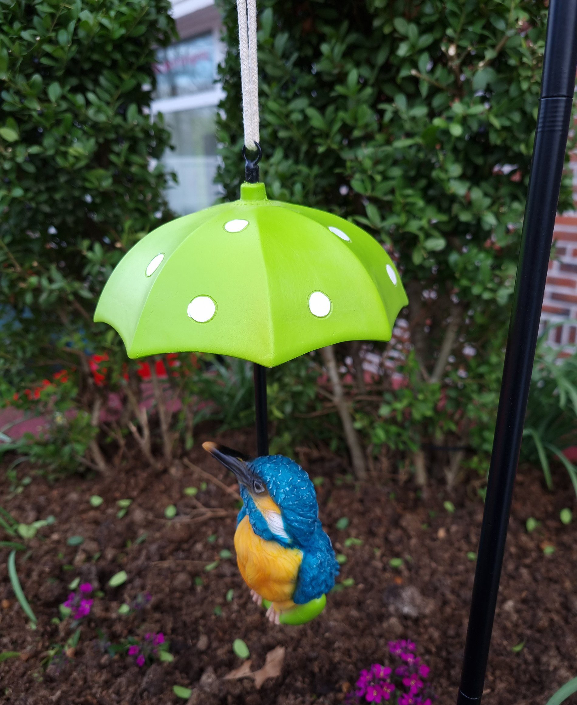 Fachhandel Plus Gartenfigur Eisvogel im Regenschirm sitzend, (1 St), wetterbeständig, Hängedeko