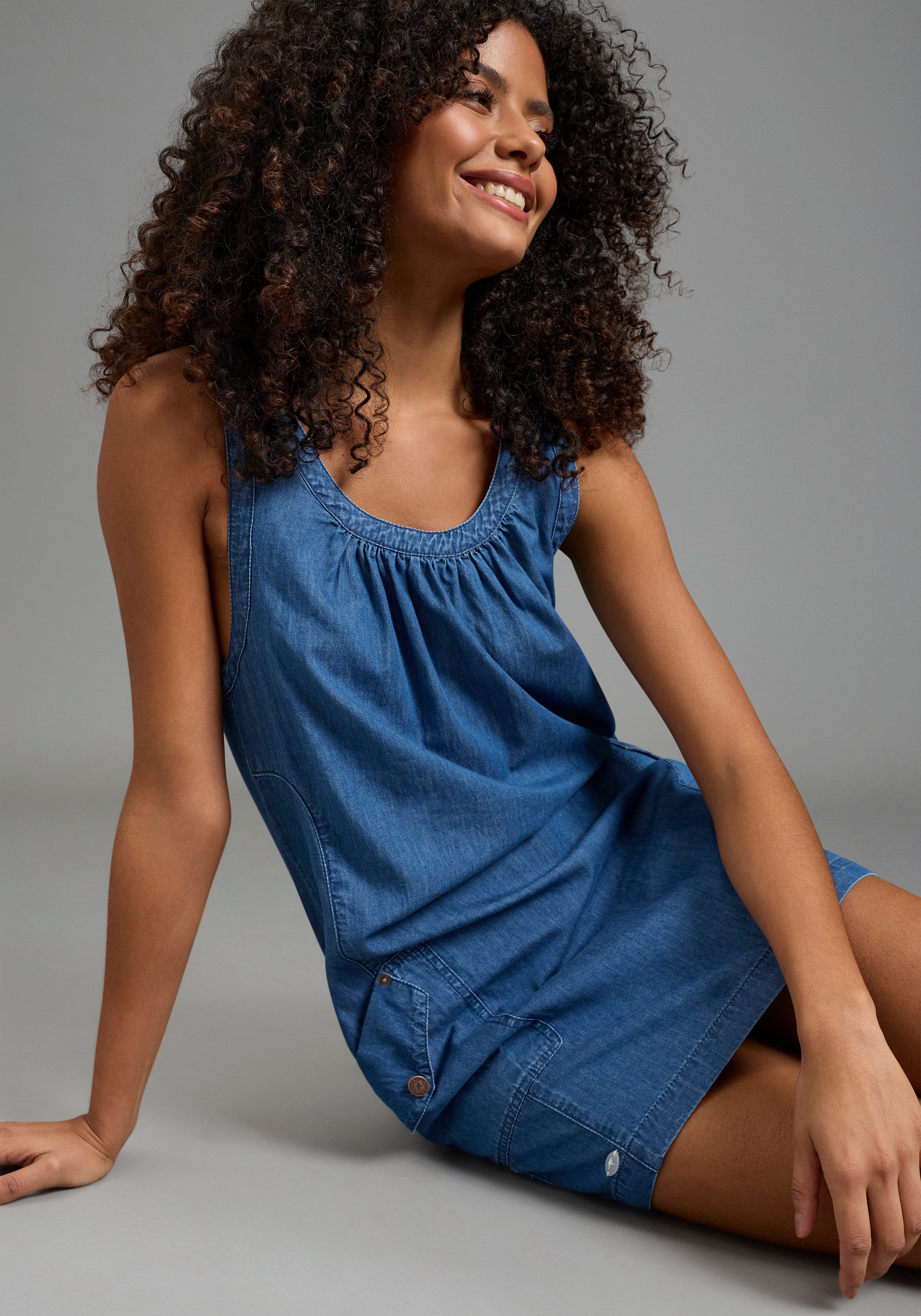 KangaROOS Jeanskleid knielang, trendig, aus Baumwolle, ärmellos