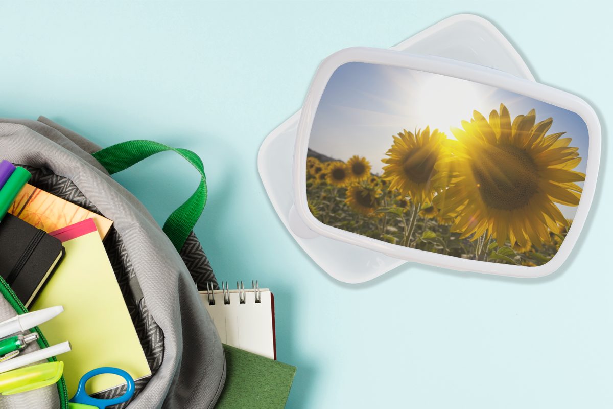 Mädchen Jungs MuchoWow Kunststoff, Erwachsene, Sonnenblumen Lunchbox weiß dem von für und und Nahaufnahme auf (2-tlg), für Kinder Brotdose, Brotbox Feld,