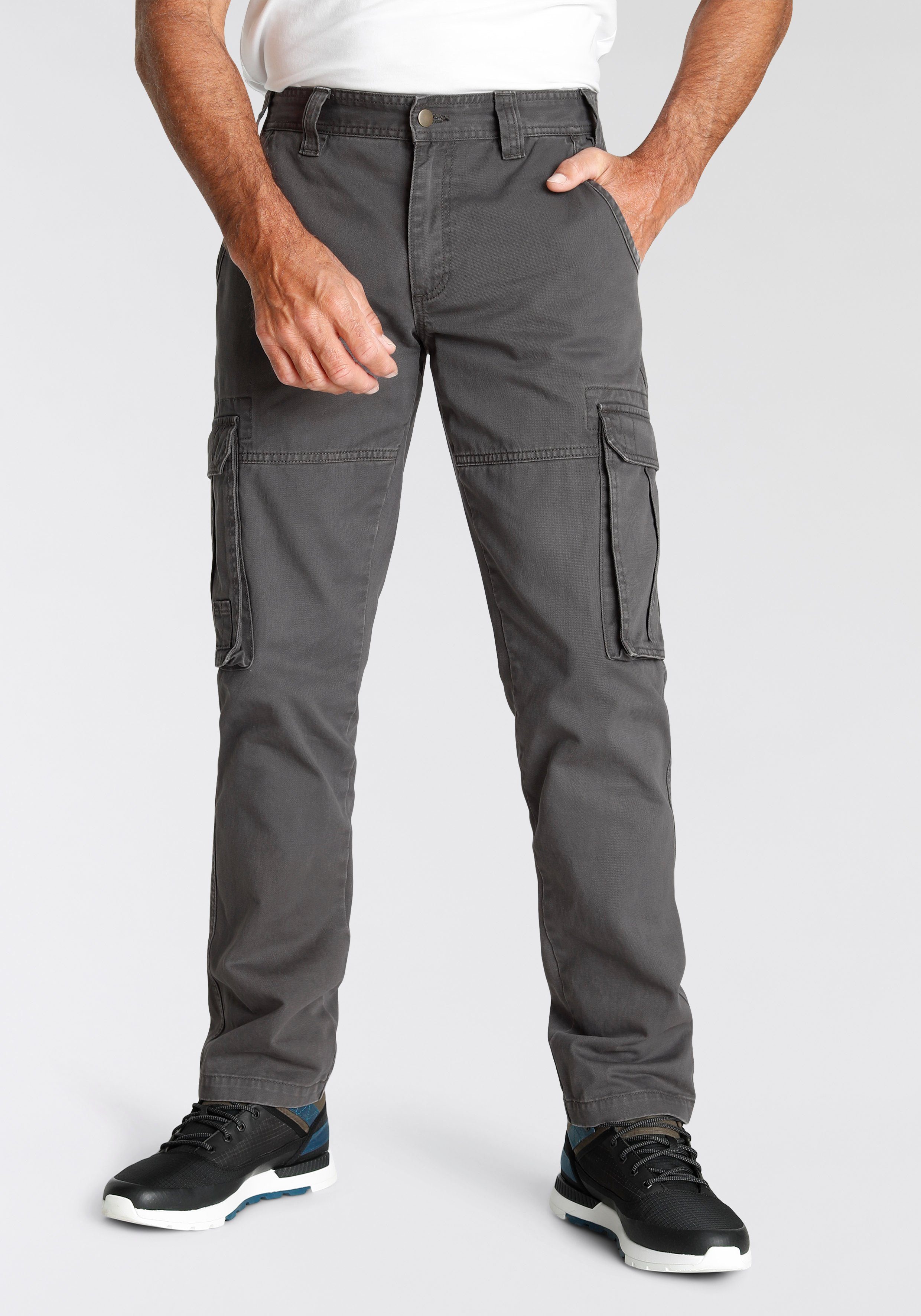 Man's World Cargohose mit aufgesetzten Taschen. Reduzierter Preis € 32,99. Unverbindliche Preisempfehlung € 39,99, (€ 32,99 pro 1 Stk)