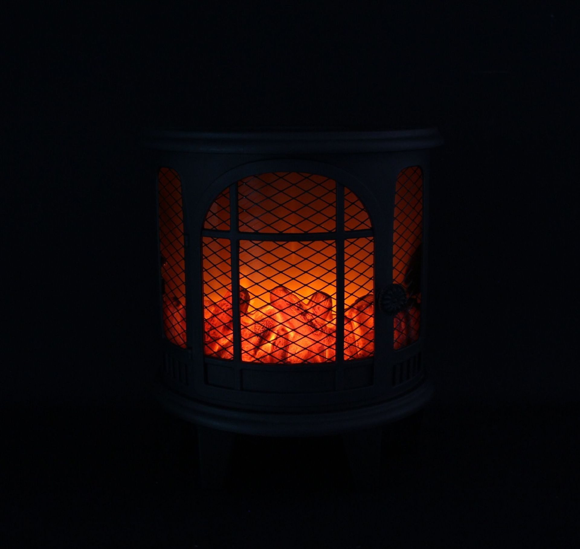 Dekoleidenschaft Dekokamin "Flammeneffekt" LED Kamin, Deko Kaminfeuer Flammenoptik, ohne Heizung, kabellos, elektrisch inkl. USB-C Kabel – Bild 5 von 5