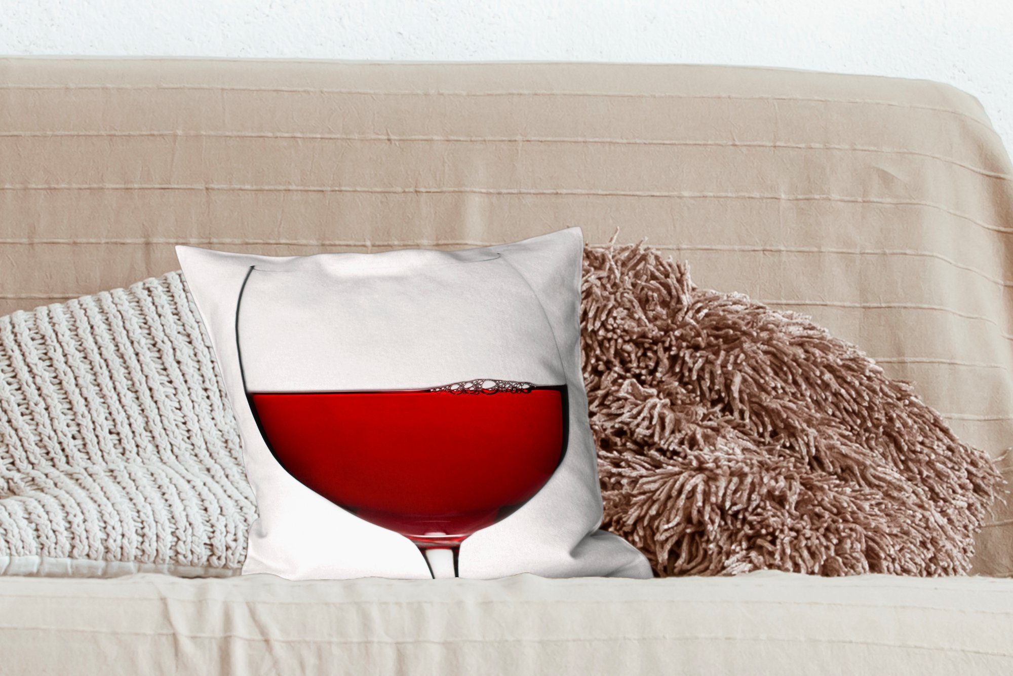 Zierkissen Dekokissen Sofakissen eines Rotwein, Schlafzimmer, mit magischen Deko, MuchoWow Wohzimmer, Glases Füllung für Nahaufnahme