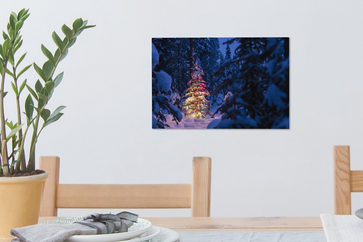 OneMillionCanvasses® Leinwandbild Ein Weihnachtsbaum Aufhängefertig, Wandbild cm Wanddeko, St), (1 im Wald, verschneiten 30x20 Leinwandbilder