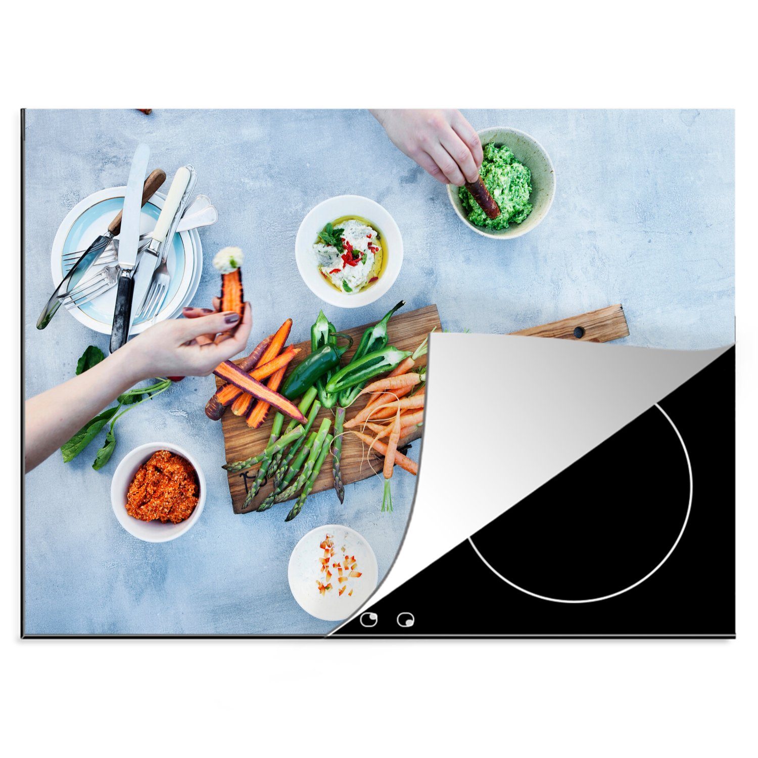 MuchoWow Herdblende-/Abdeckplatte Verschiedene Gemüse auf Tellern und einem Schneidebrett, Vinyl, (1 tlg), 70x52 cm, Mobile Arbeitsfläche nutzbar, Ceranfeldabdeckung