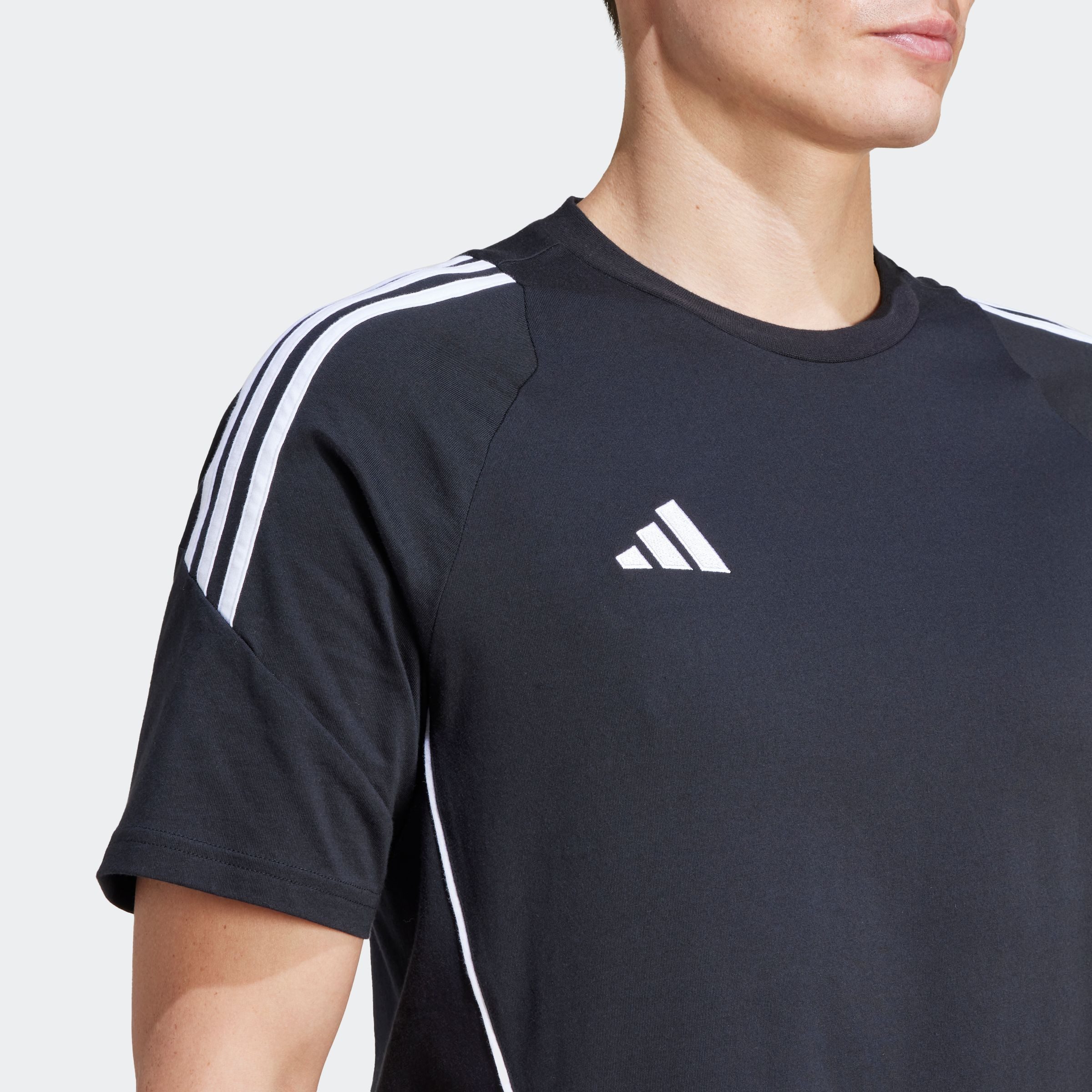 adidas Performance Trainingsshirt TIRO24 SWTEE für Fußballtraining und Freizeit, Kurzarmdesign, Rundhalsausschnitt