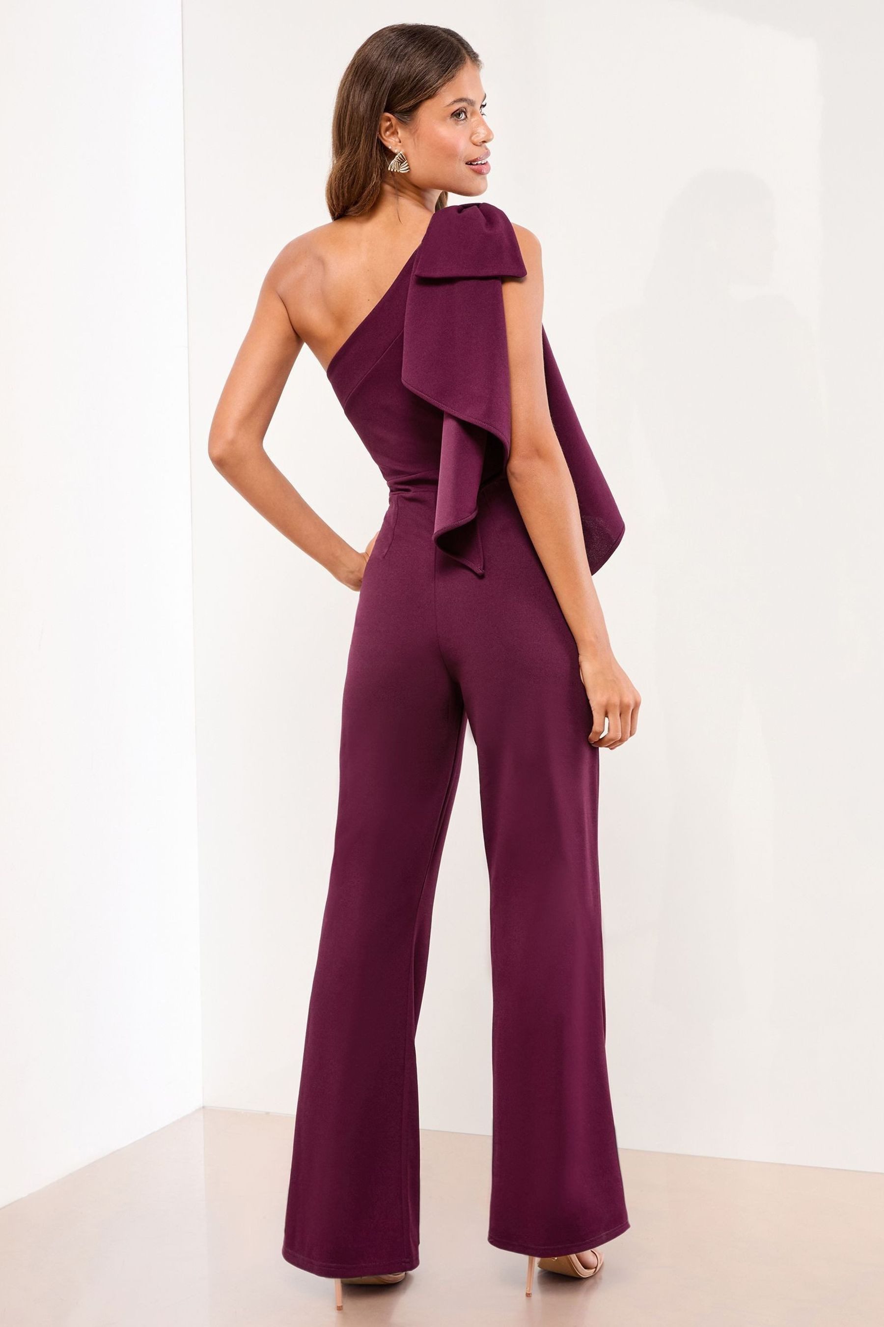 LIPSY Jumpsuit Lipsy Ein-Schulter-Jumpsuit mit Schleife, Regular (1-tlg)