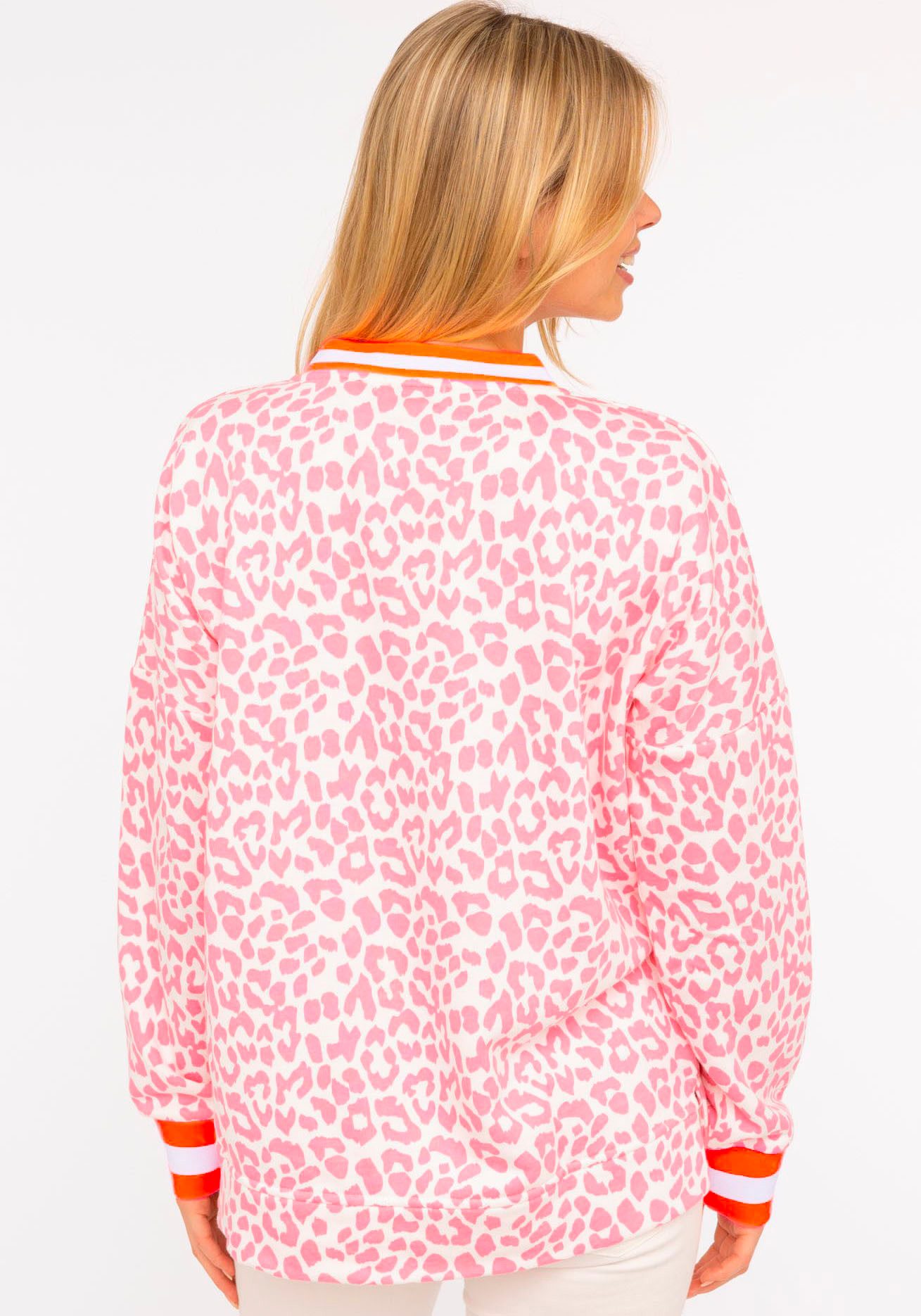 Zwillingsherz Sweatshirt "Leo Pastell" mit V-Ausschnitt, gestreiften Bündchen und WILD Applikation