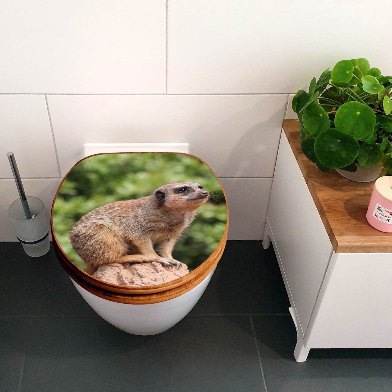 Thumbnail - banjado WC-Sitz Bambus Motiv Sitzendes Erdmännchen (umweltfreundliches Material, Edelstahl Scharniere), 44 x 38 x 5 cm