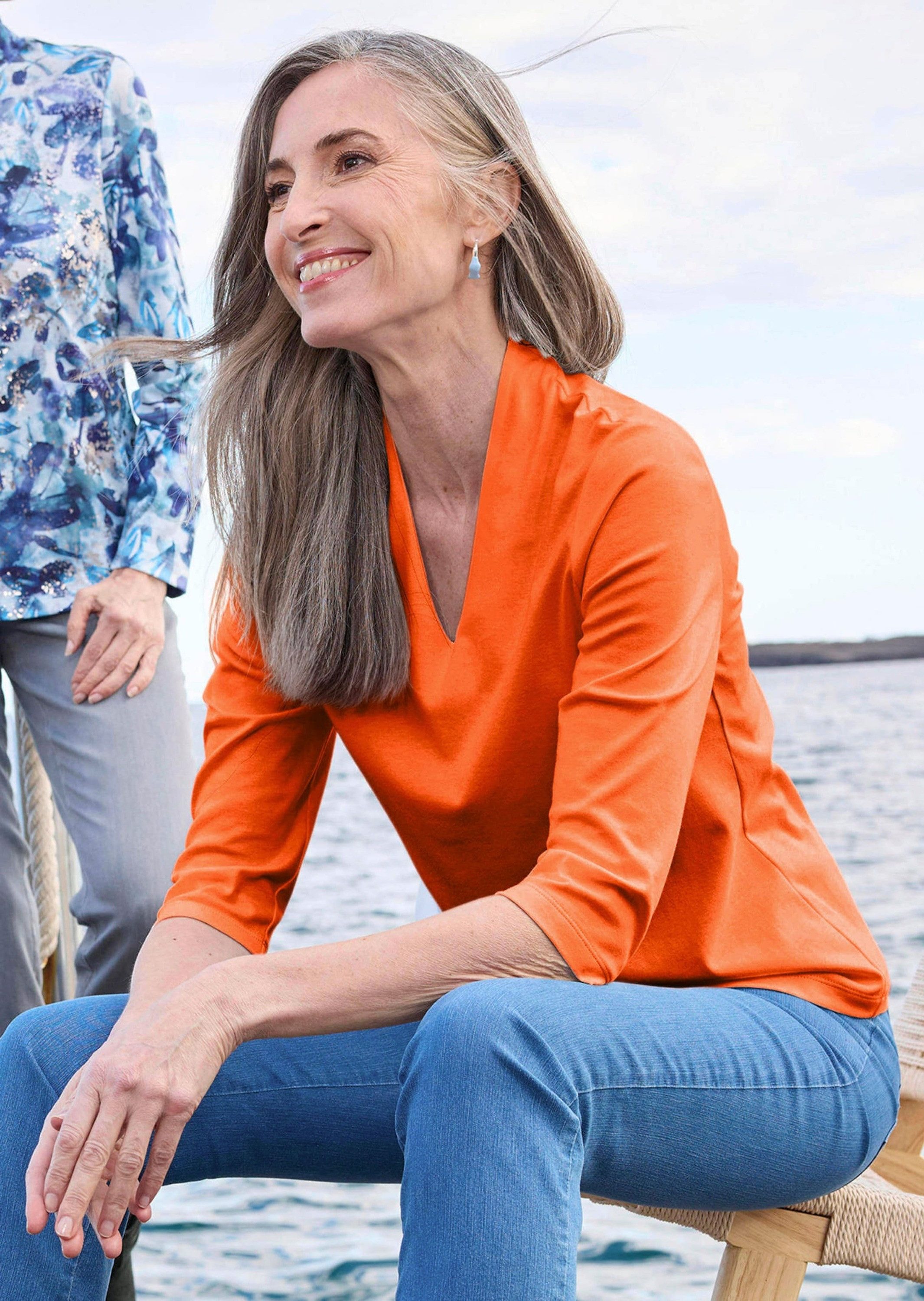 GOLDNER Print-Shirt Elegantes Basic-Shirt mit V-Ausschnitt Zeitloses Halbarmshirt mit schmeichelndem Ausschnitt, reine Baumwolle