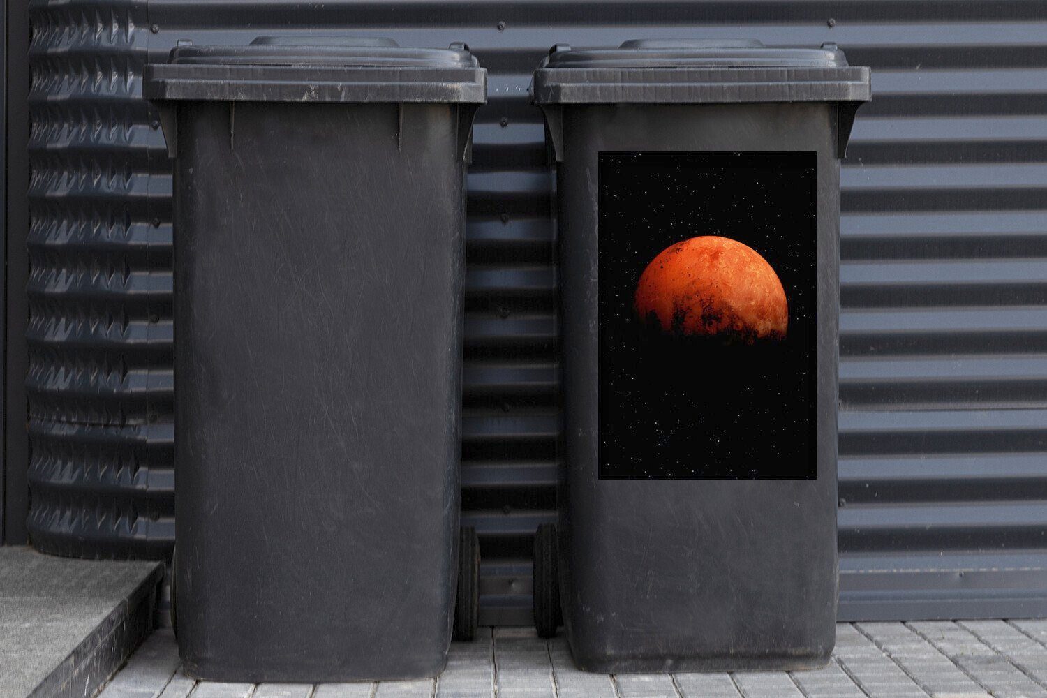 MuchoWow Wandsticker Der Mülleimer-aufkleber, halb verdunkelte am Container, St), (1 Abfalbehälter Sticker, Mülltonne, Himmel Mars