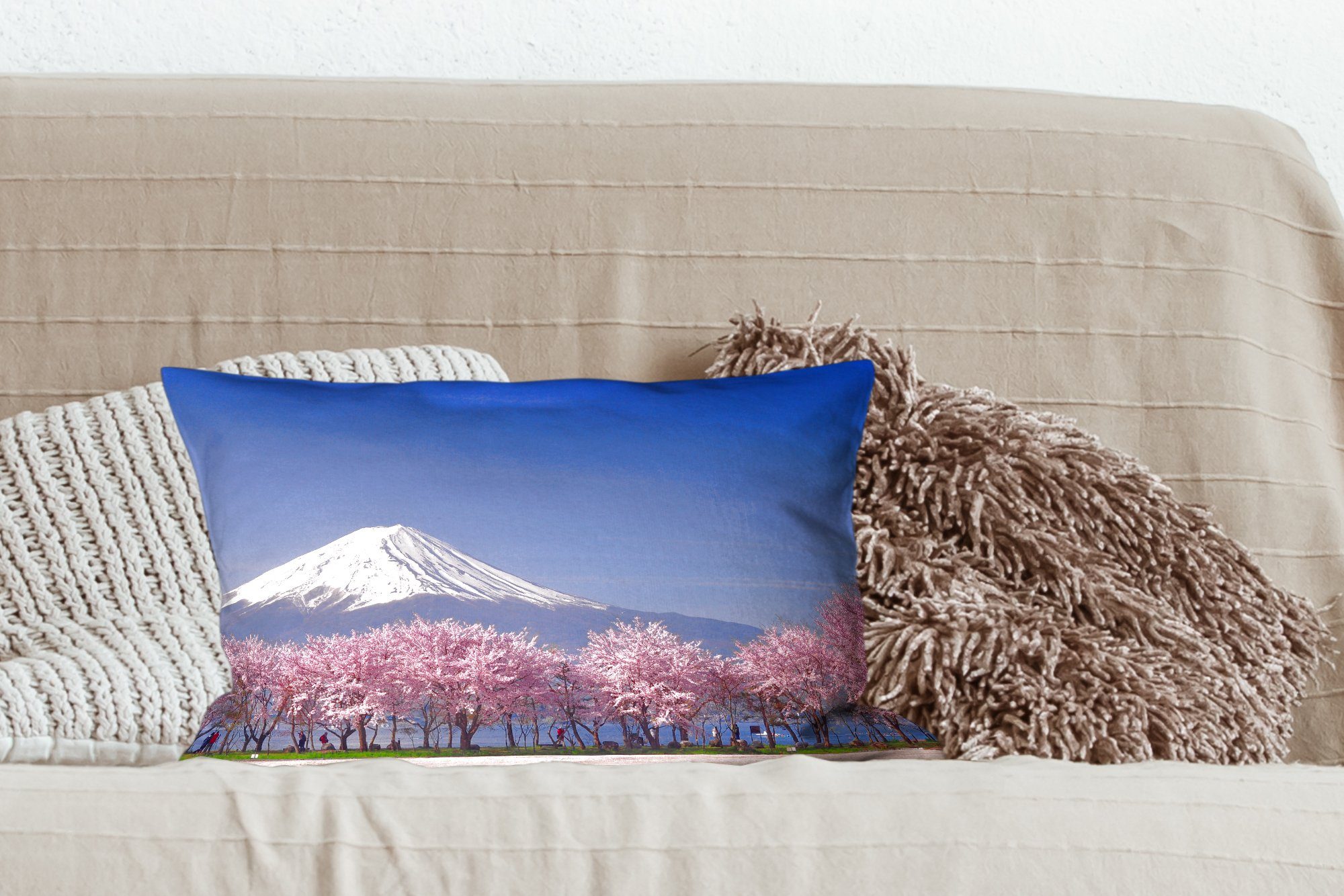 Dekoration, in Asien Zierkissen, mit Schlafzimmer MuchoWow Wohzimmer Vordergrund, Dekokissen Dekokissen mit im Kirschblüten Fuji Füllung,