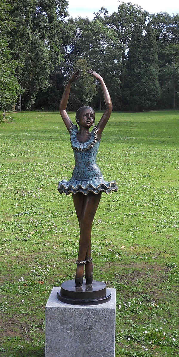 Bronzeskulpturen Skulptur Bronzefigur einer großen Ballerina mit gestreckten Armen