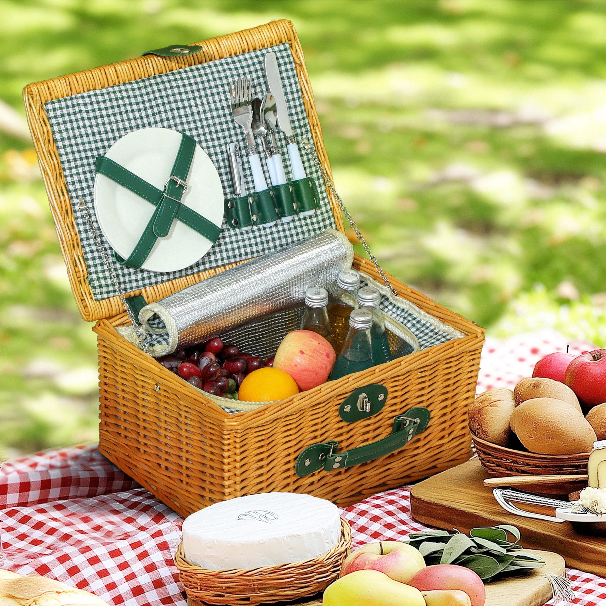 Outsunny Picknickkorb mit Isoliert Kühlfach, Besteck Set (Picknick Set für 2 Personen, 1 St., Picknickkoffer aus Weidenholz), für Camping Strand Weihnachten Hellbraun